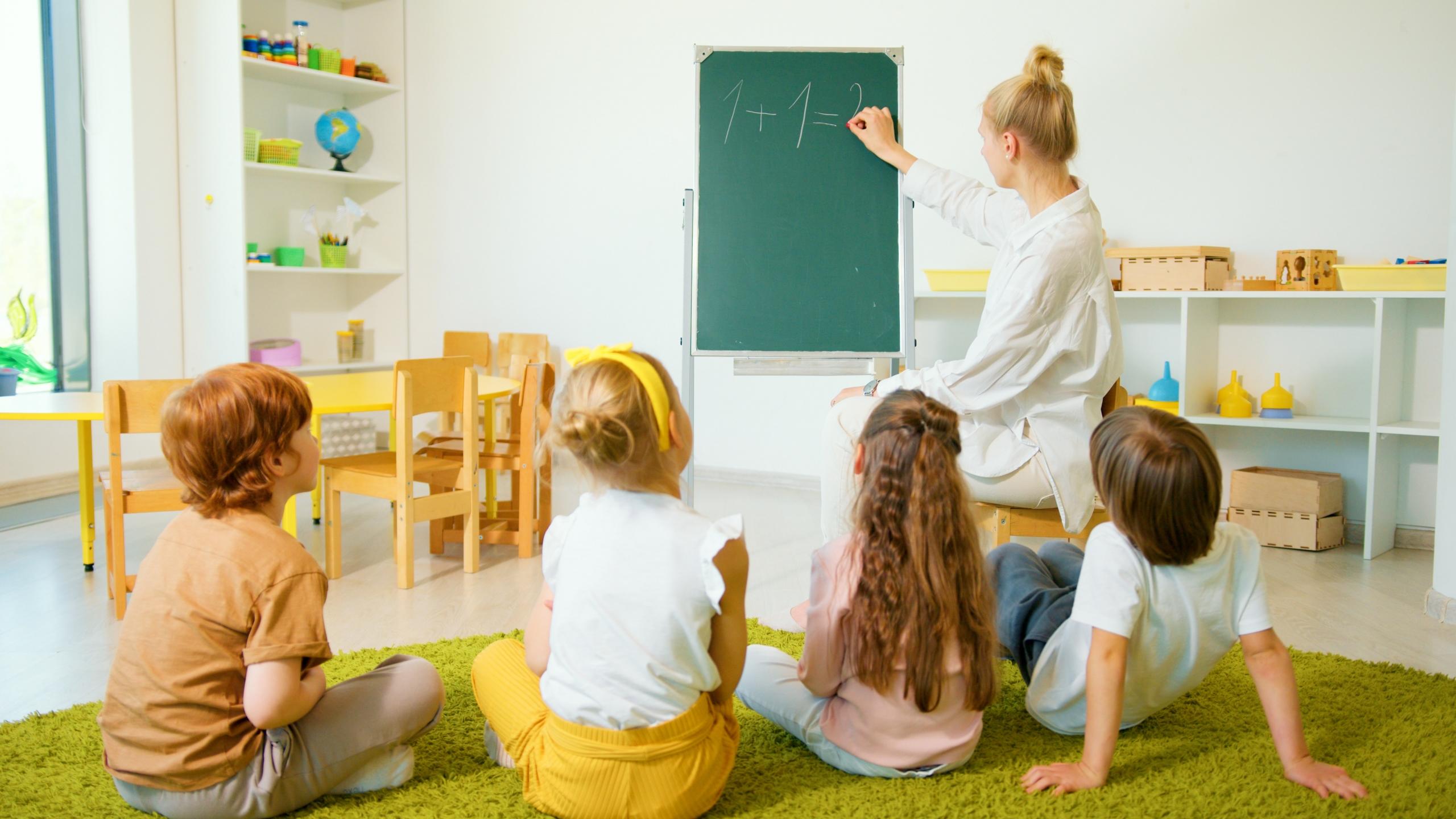 niñas aprendiendo matemática junto a una profesora