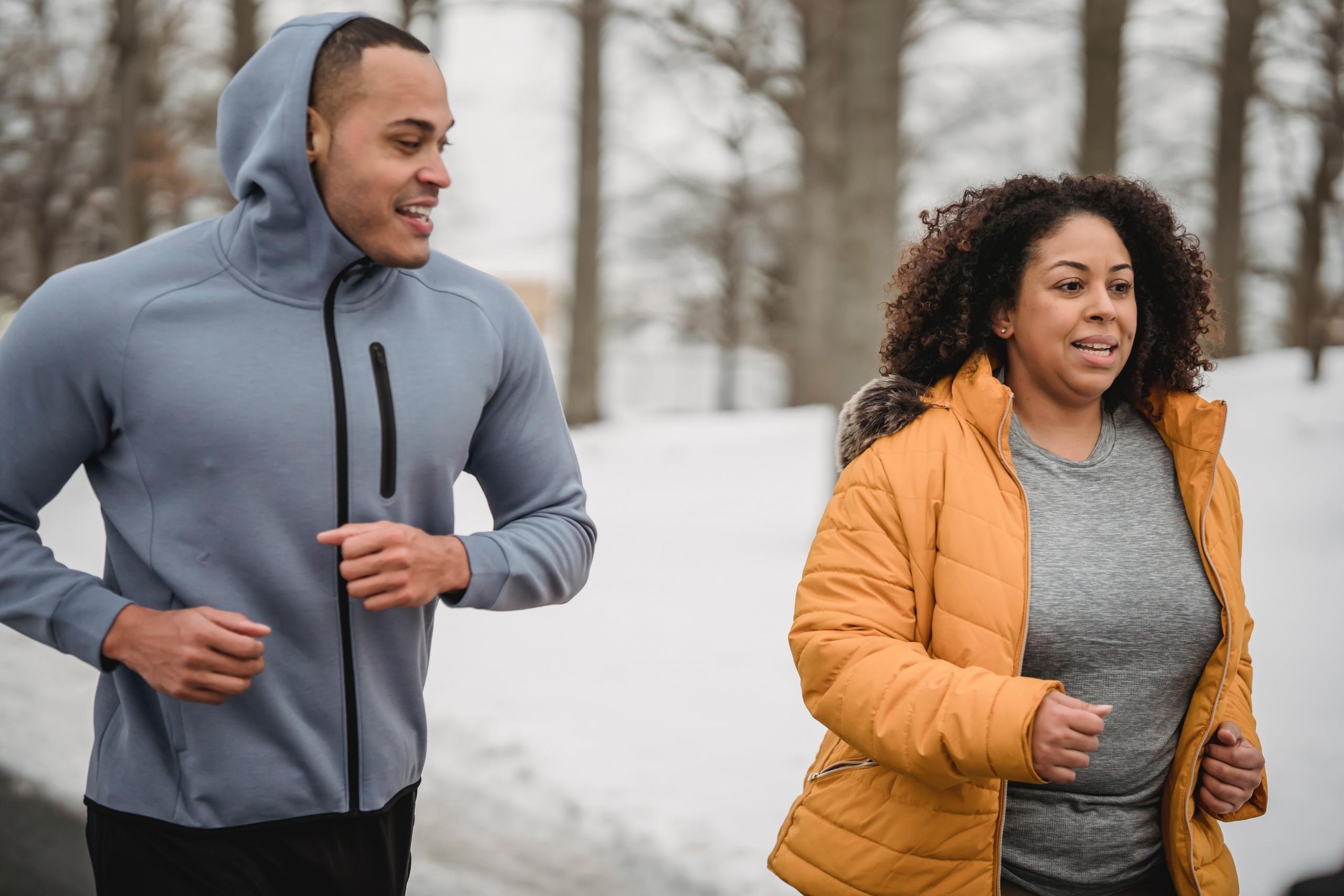 dos personas corriendo en la nieve
