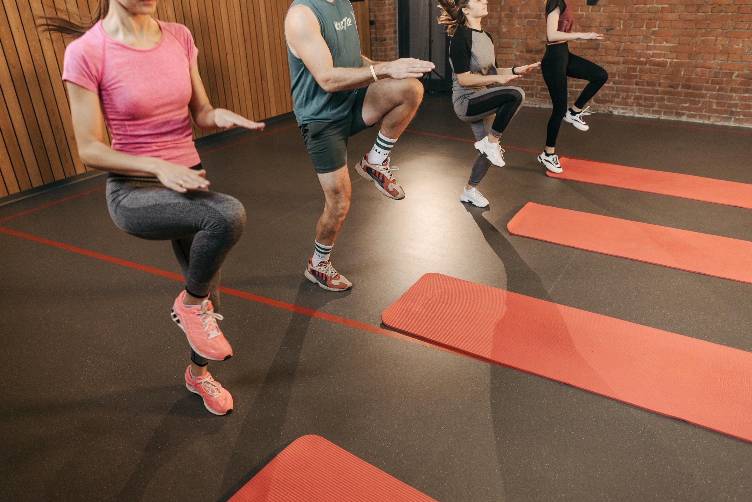personas entrenando dentro de un gimnasio
