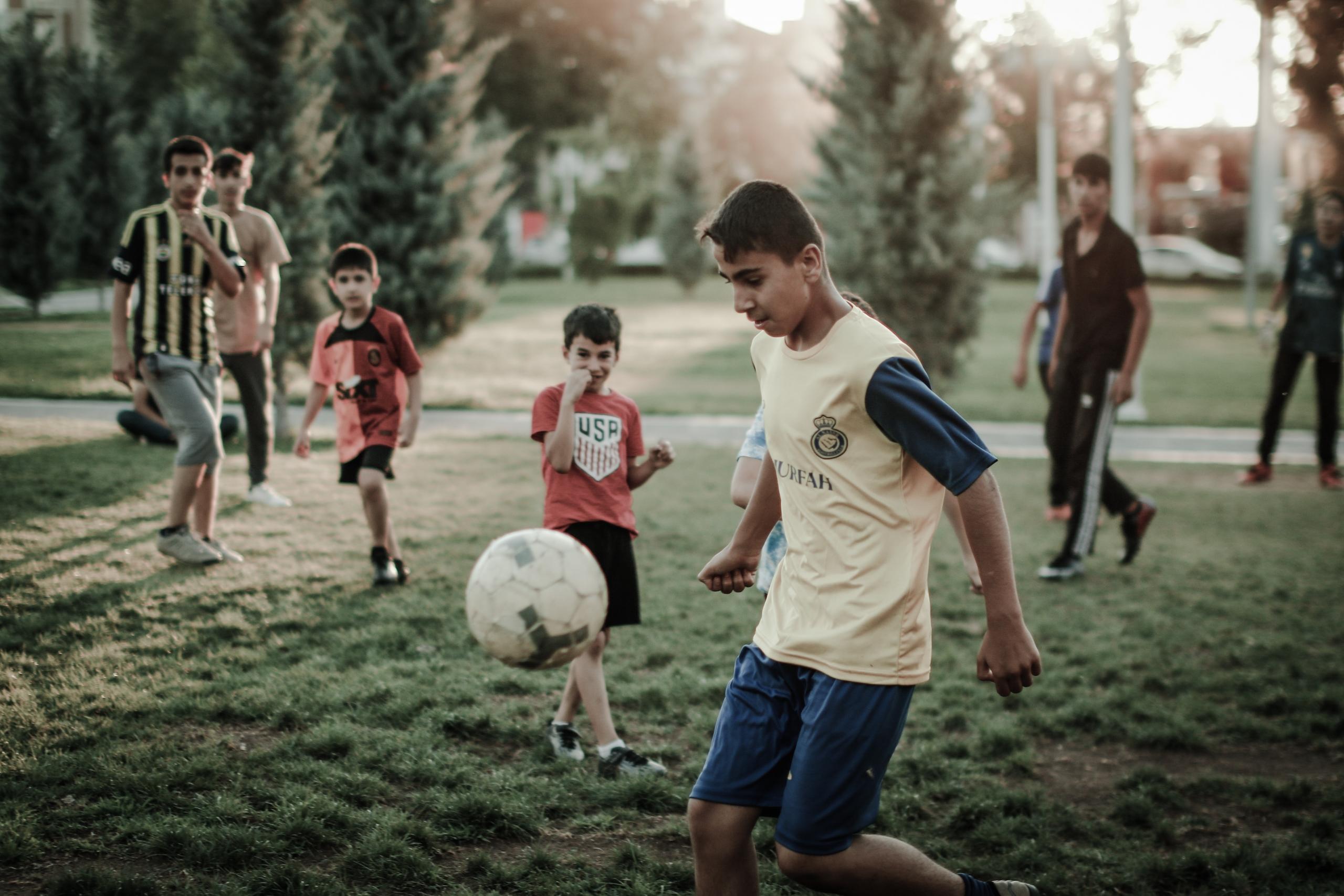 niños jugando al fútbol