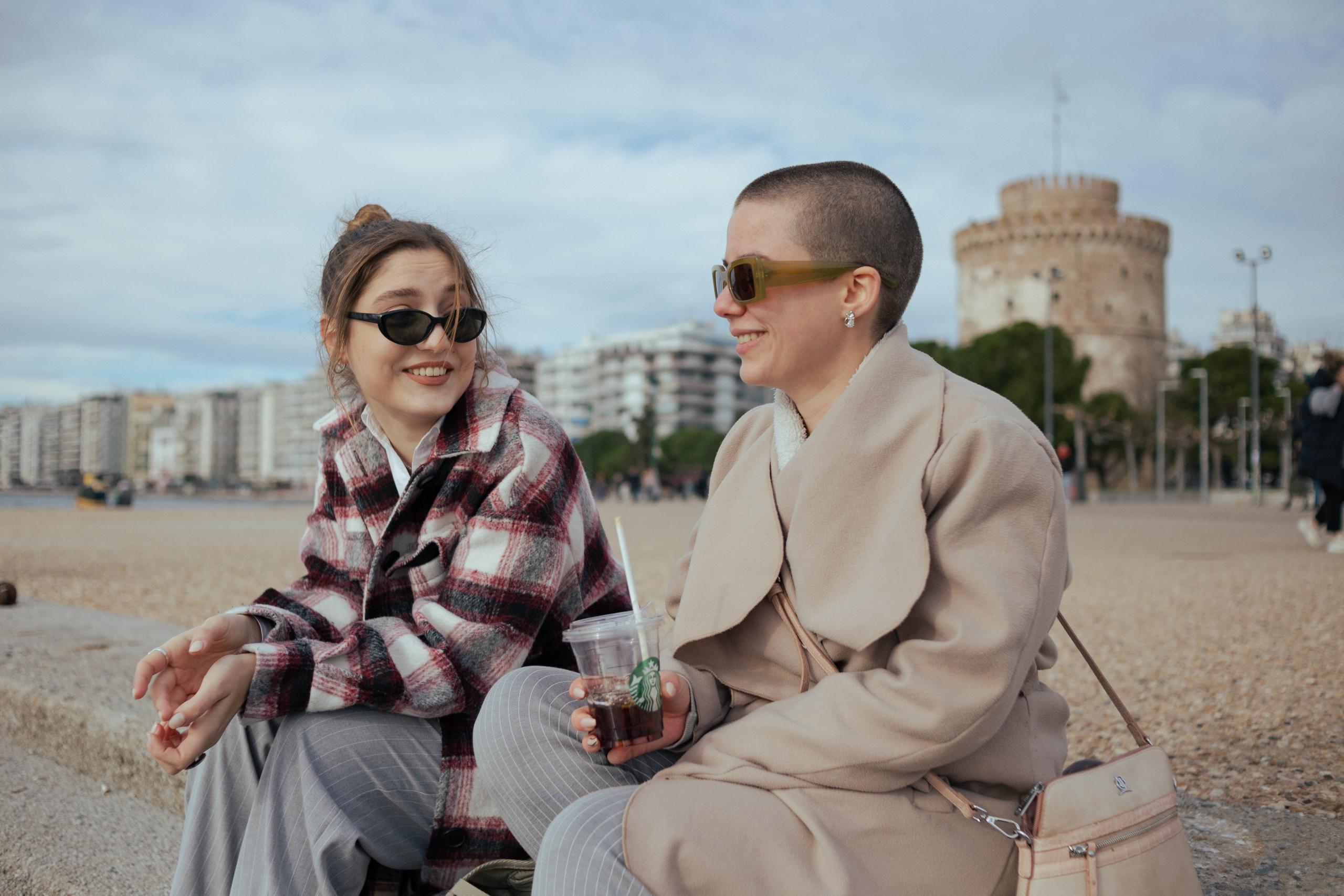 dos amigas charlando en la playa