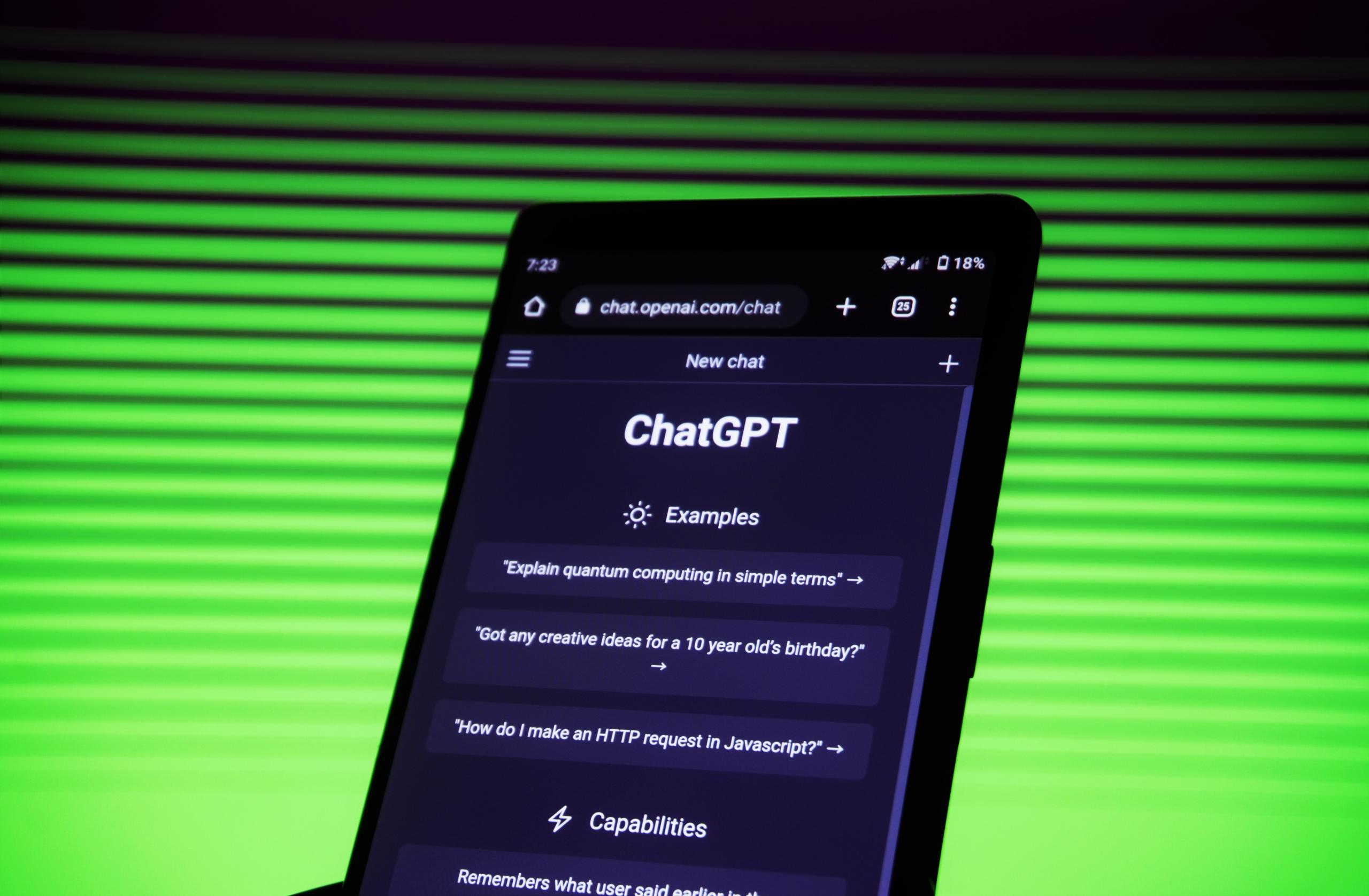 celular con la pantalla principal de chat gpt abierta