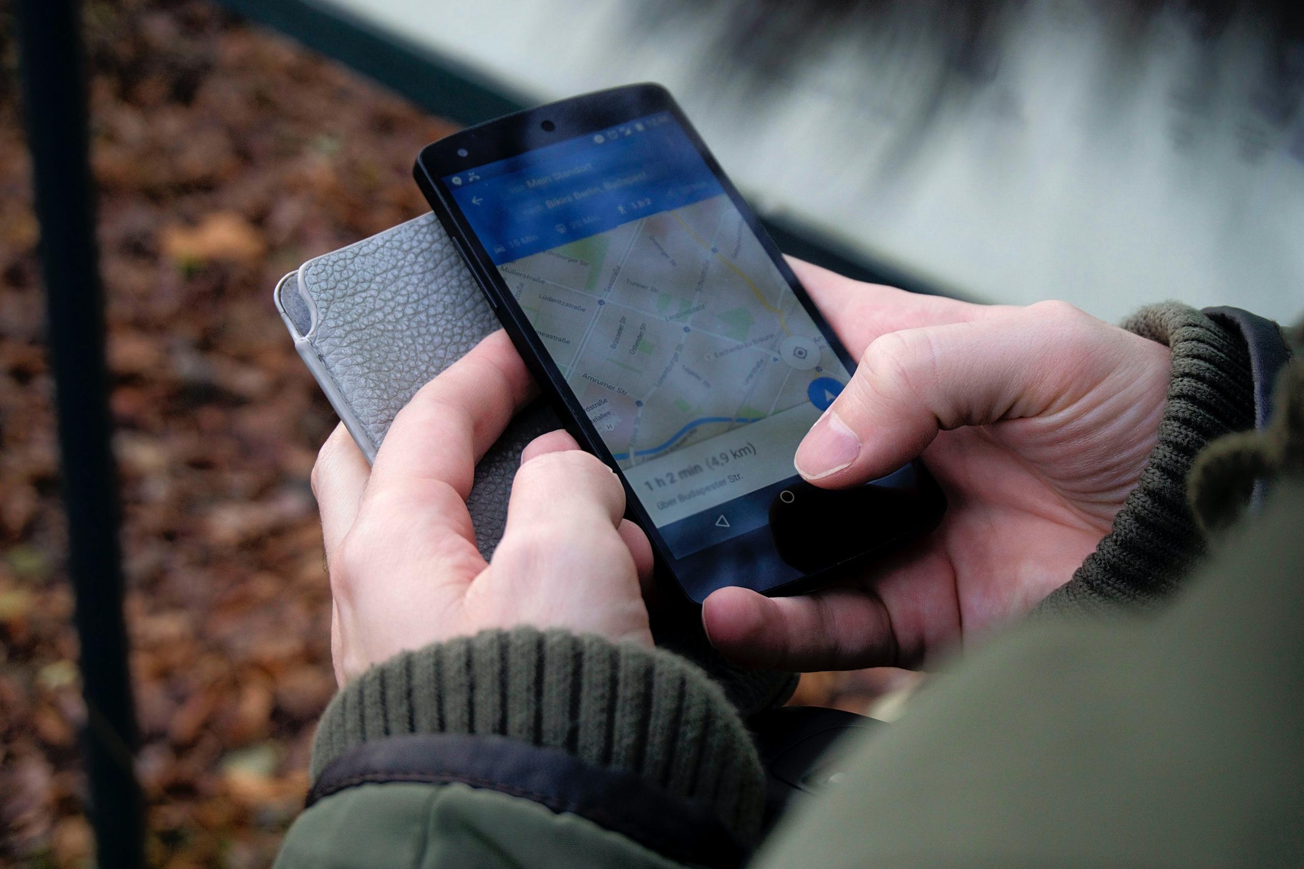 persona revisando google maps en su celular