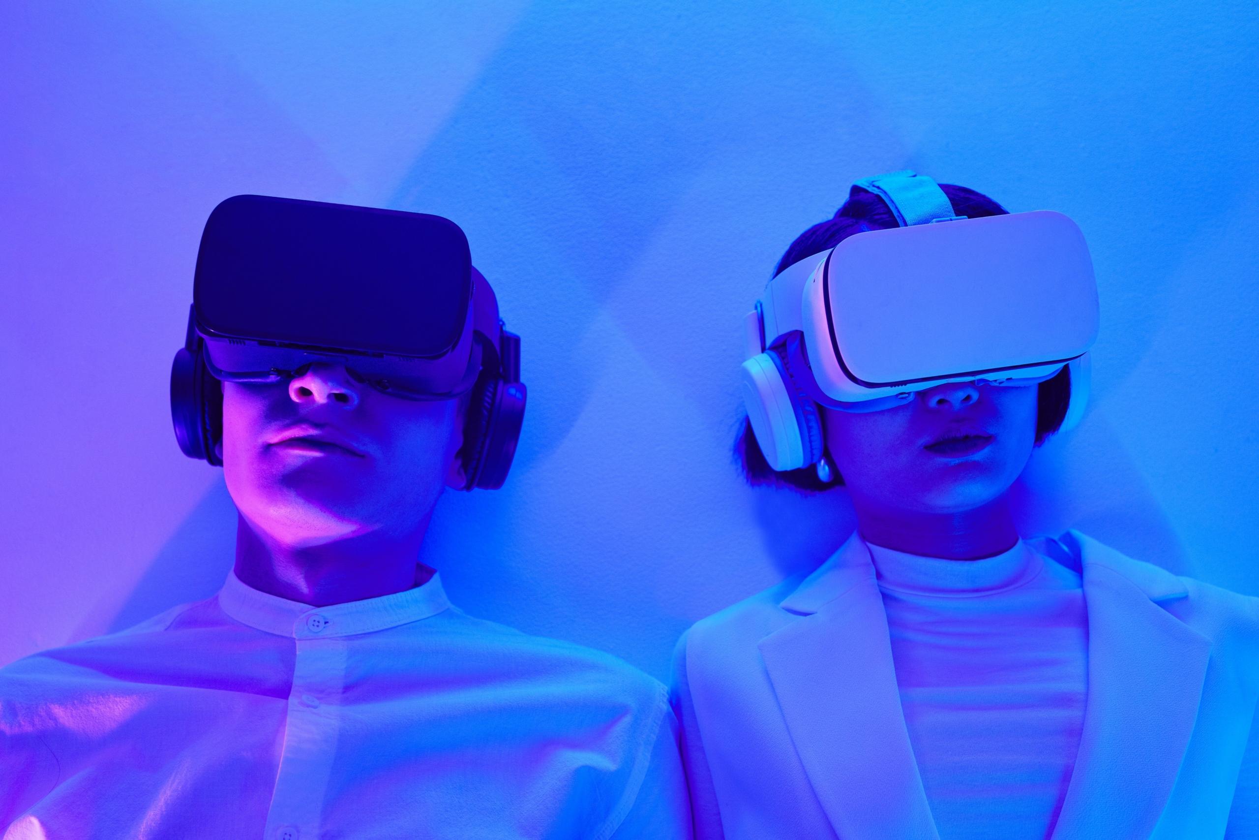 dos personas con cascos de realidad virtual