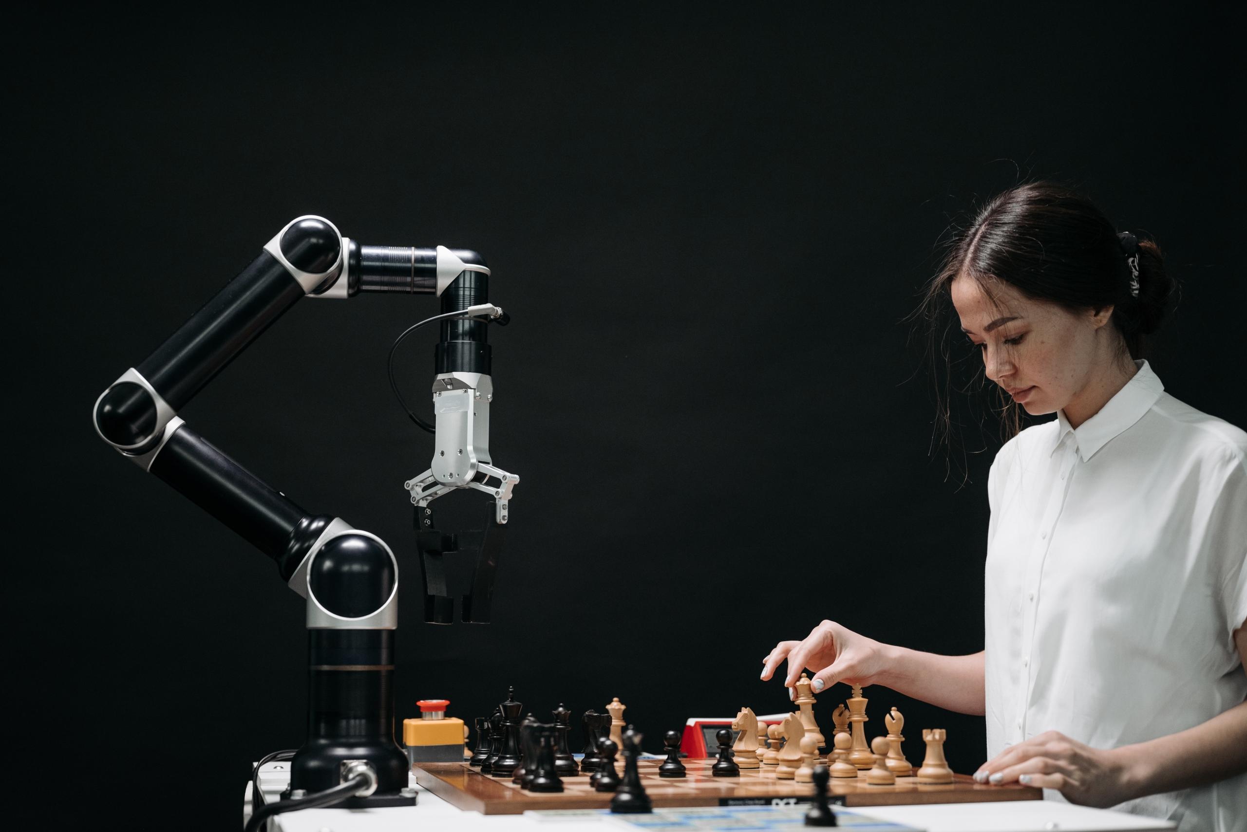 robot jugando al ajedrez con una mujer