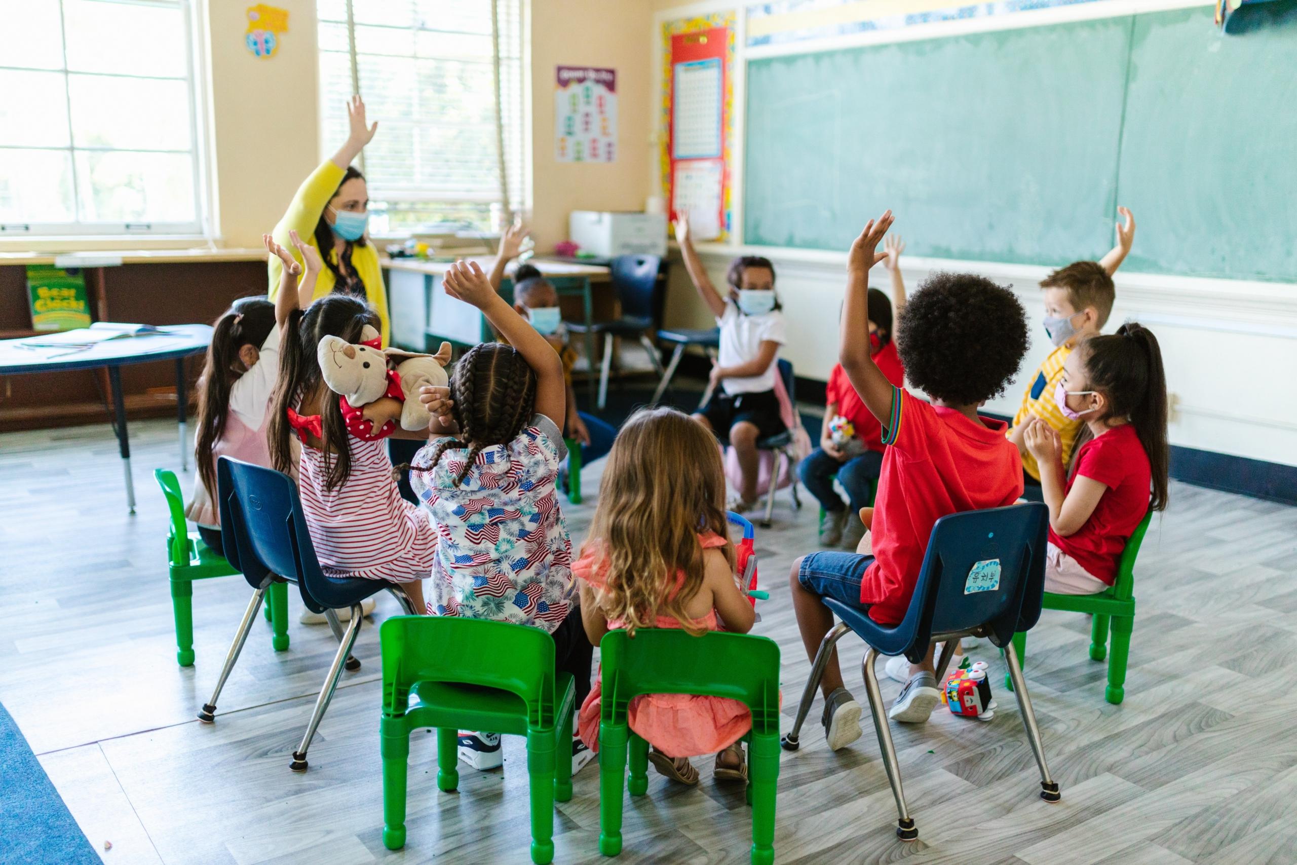 niños en un aula