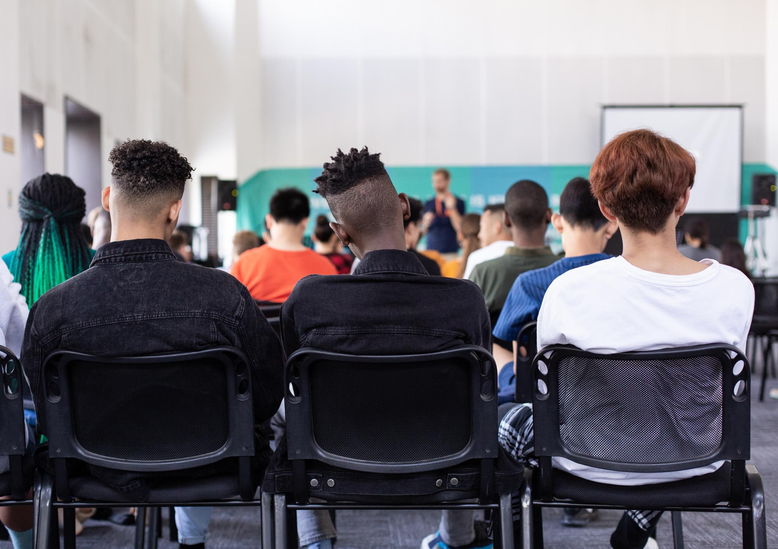 jovenes en una aula