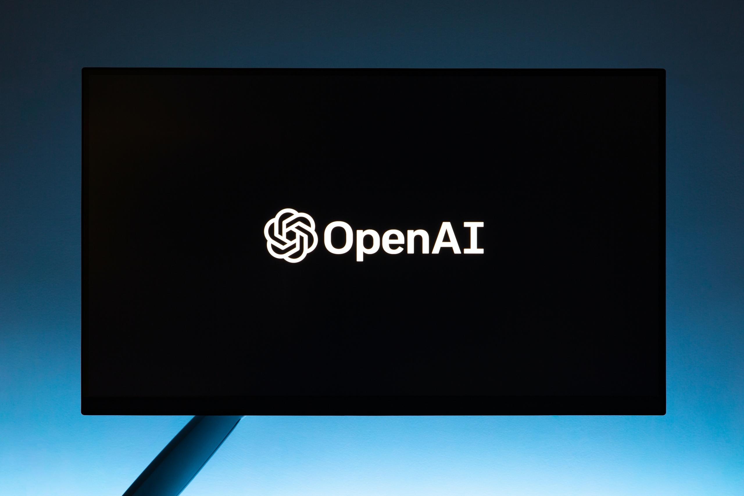 logo de open ai en una pantalla
