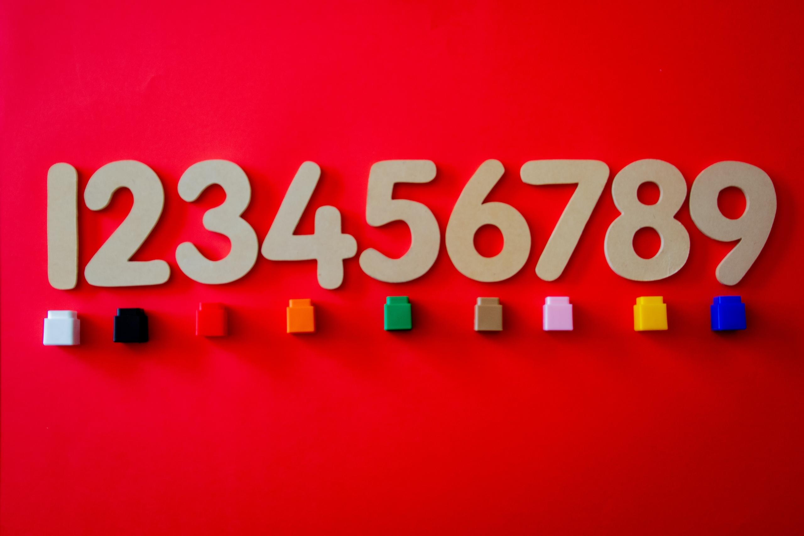 Números con colores asociados