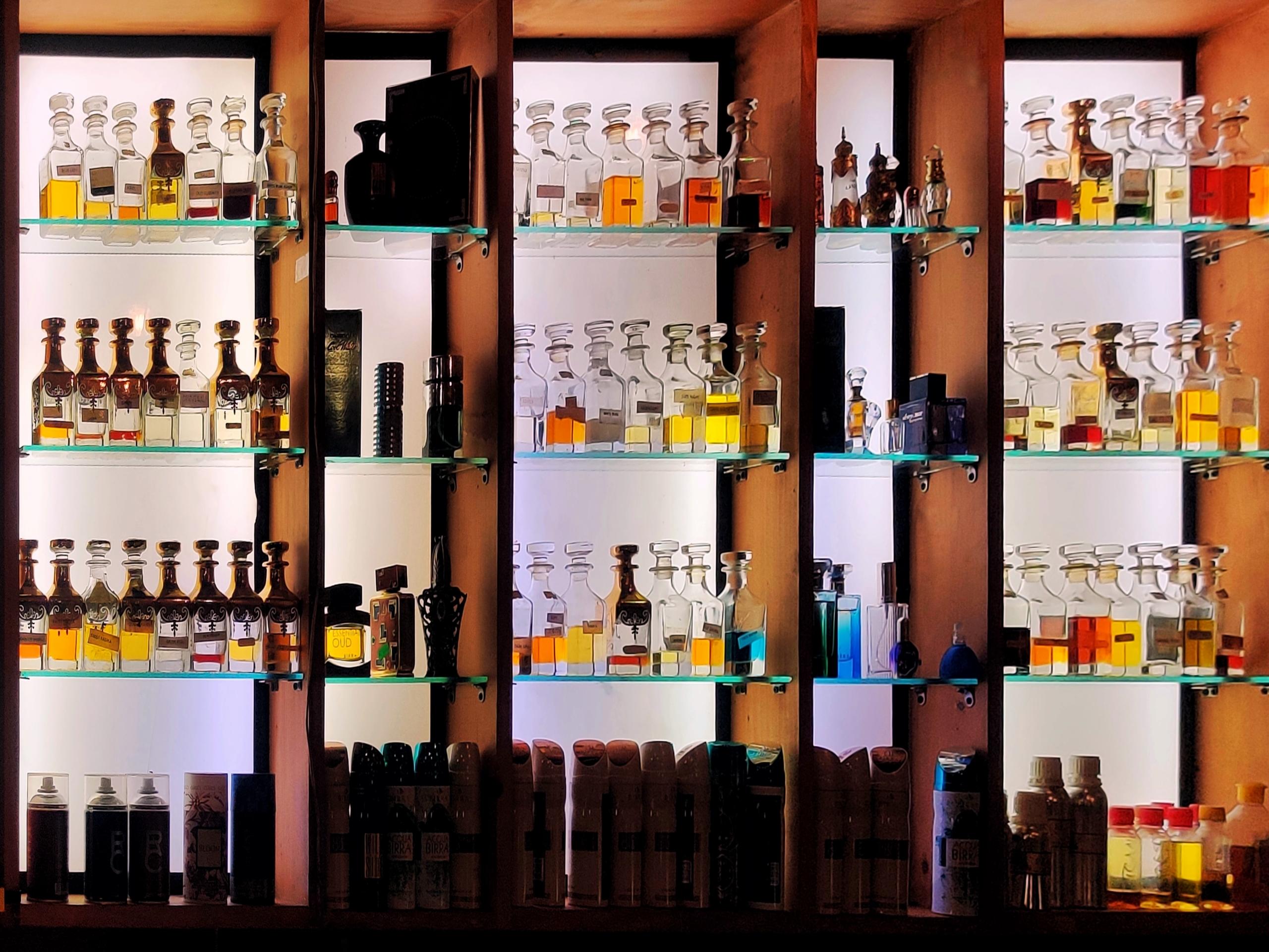 botellas de perfume en un estante de vidrio
