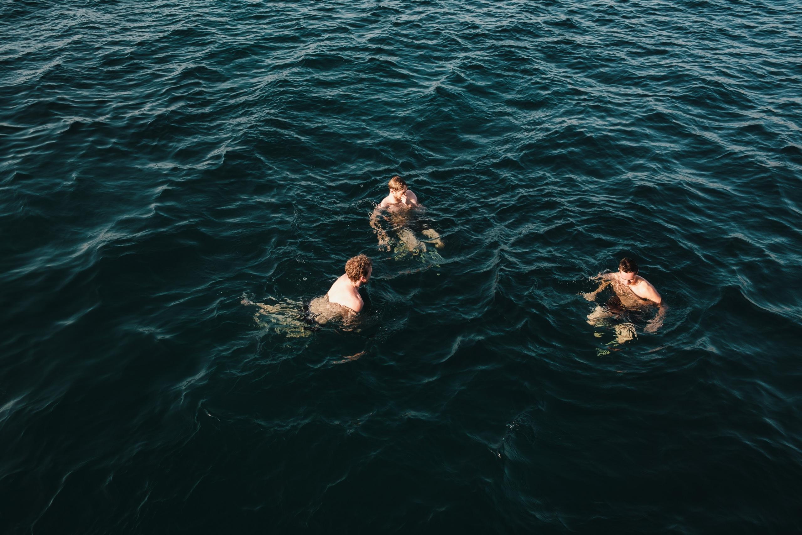 personas nadando en el oceano