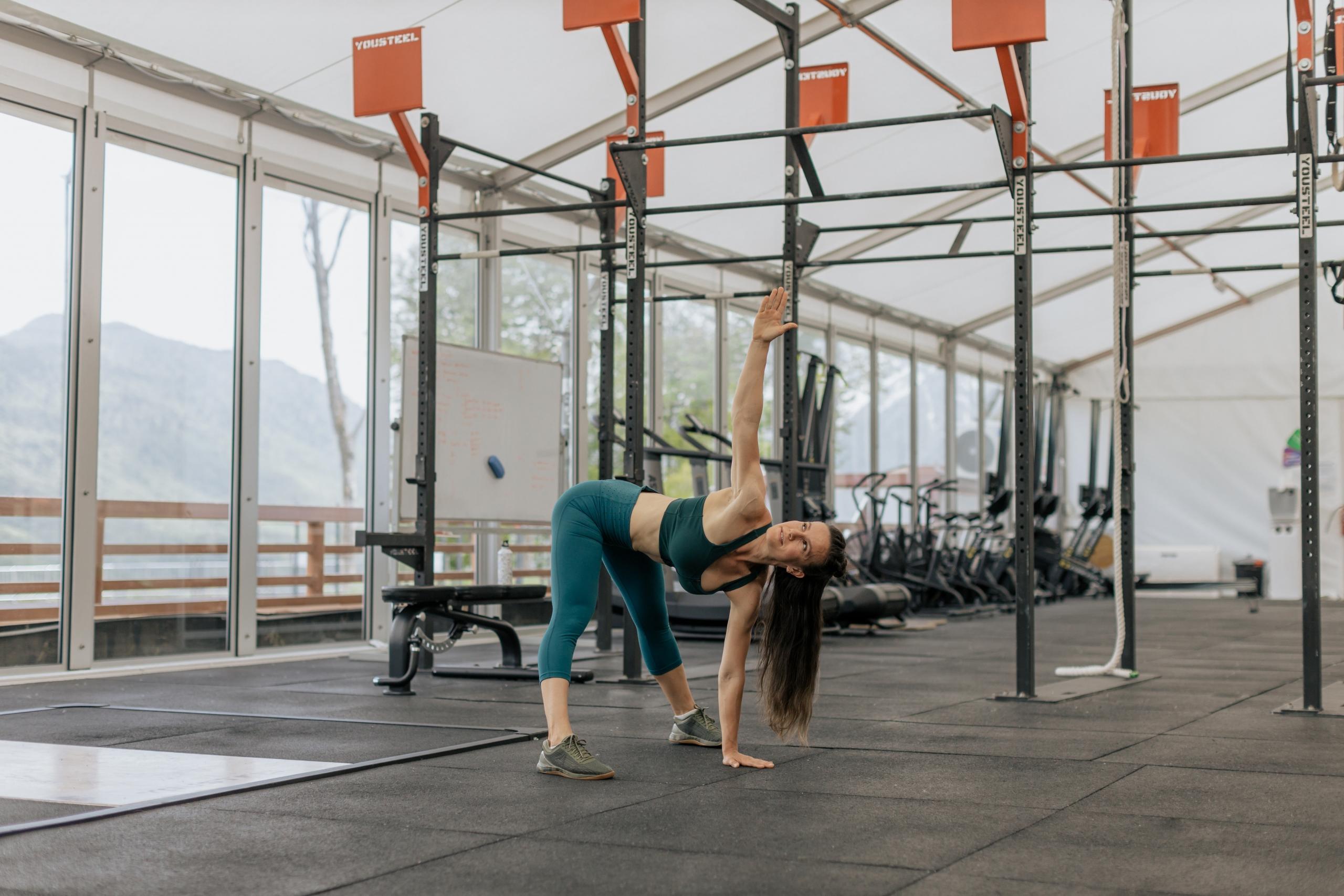 persona estirando en un gimnasio