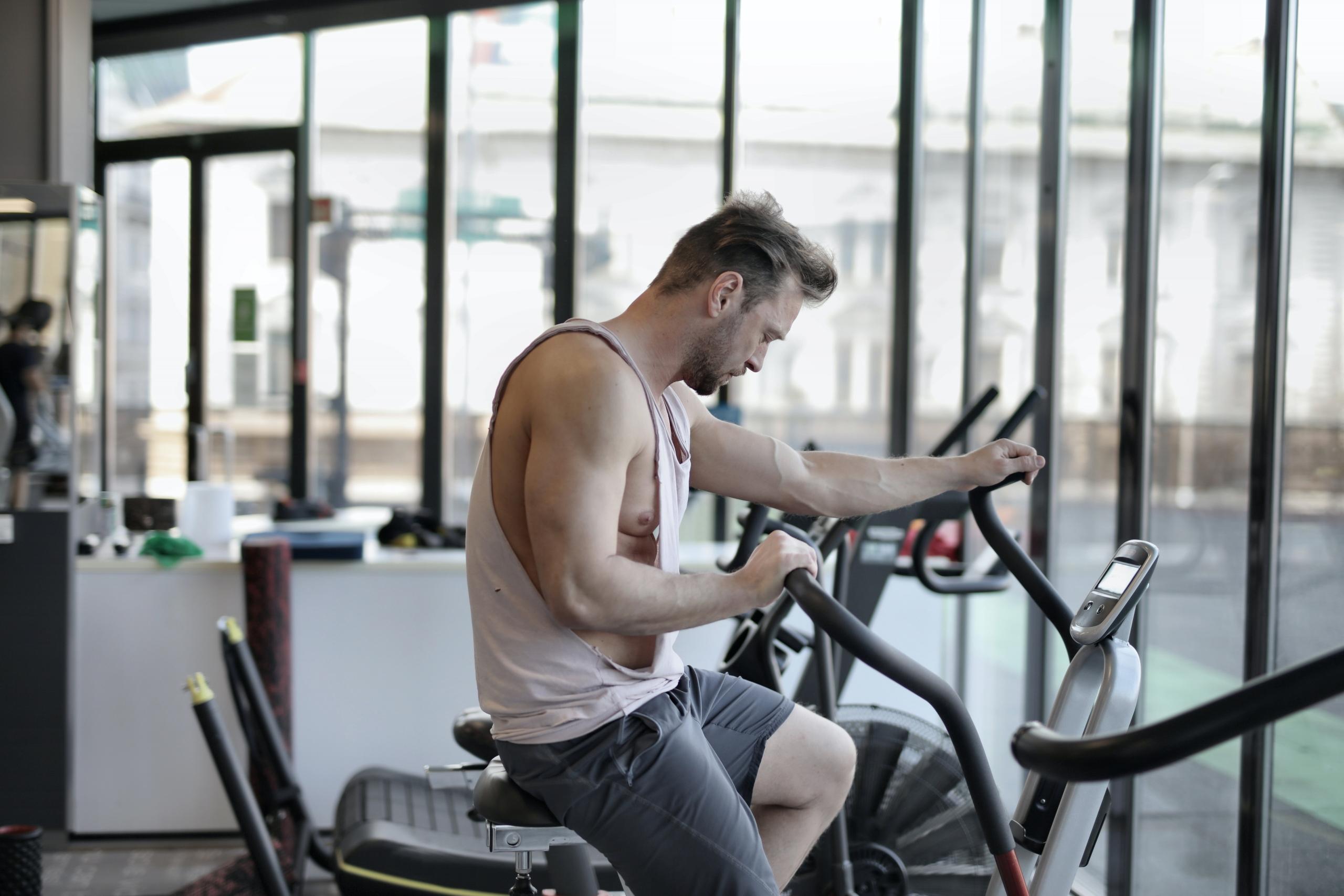 hombre haciendo cardio en una maquina en el gym