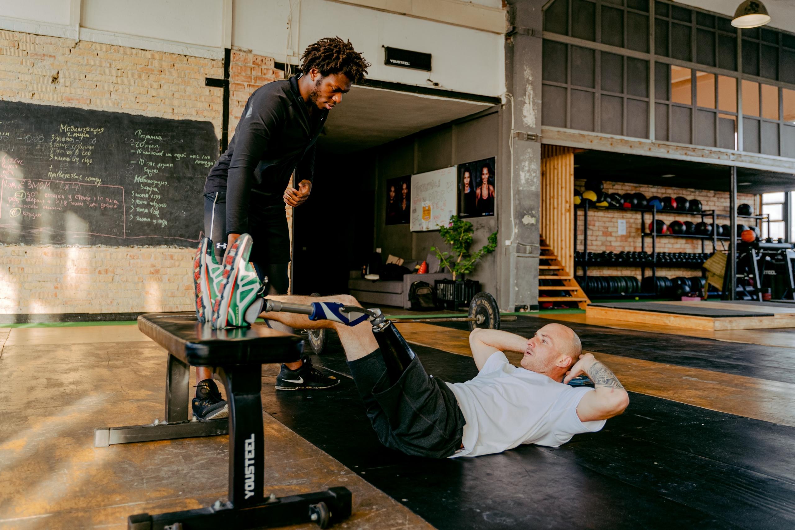 persona entrenando junto a un personal trainer