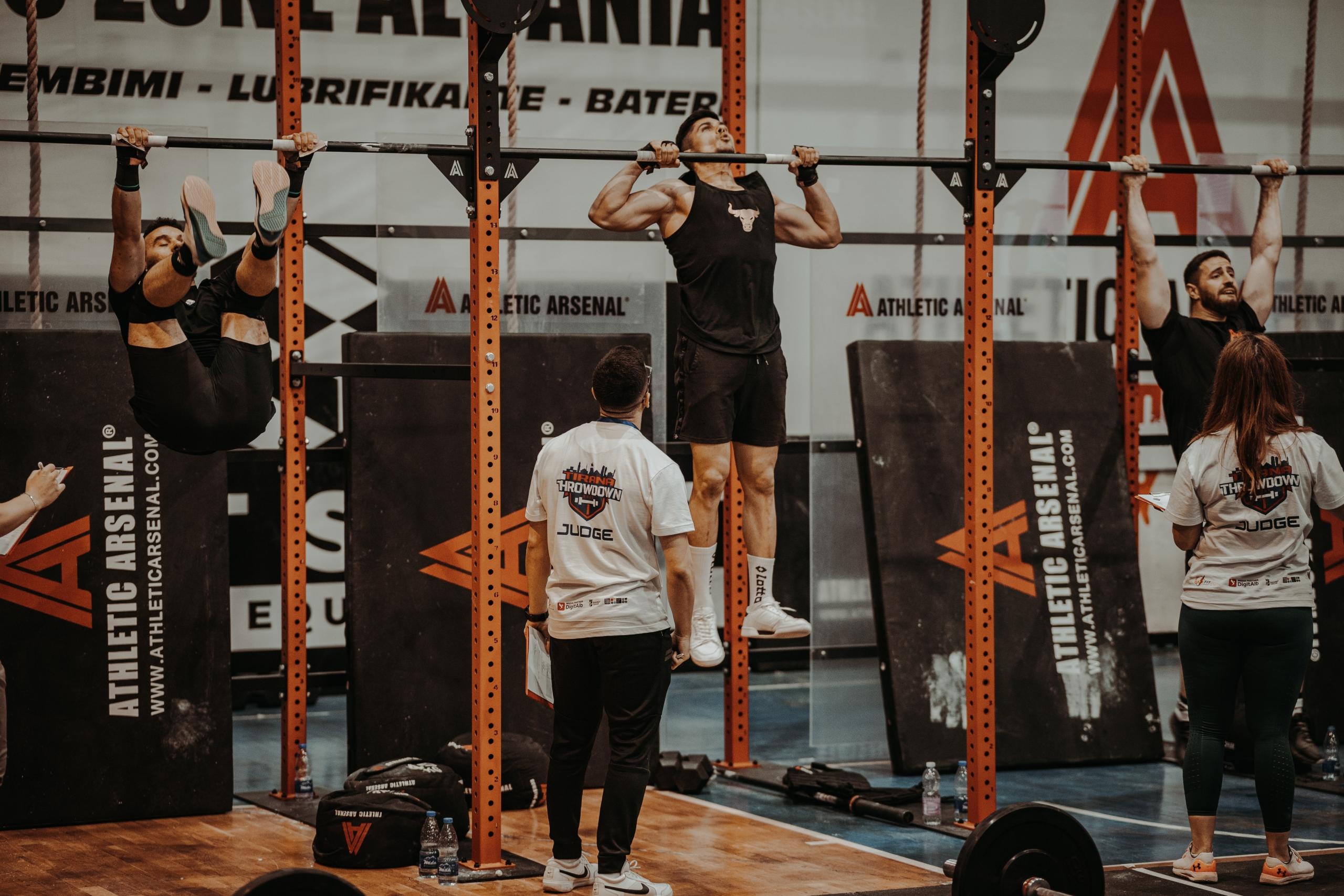 personas haciendo ejercicios de fuerza