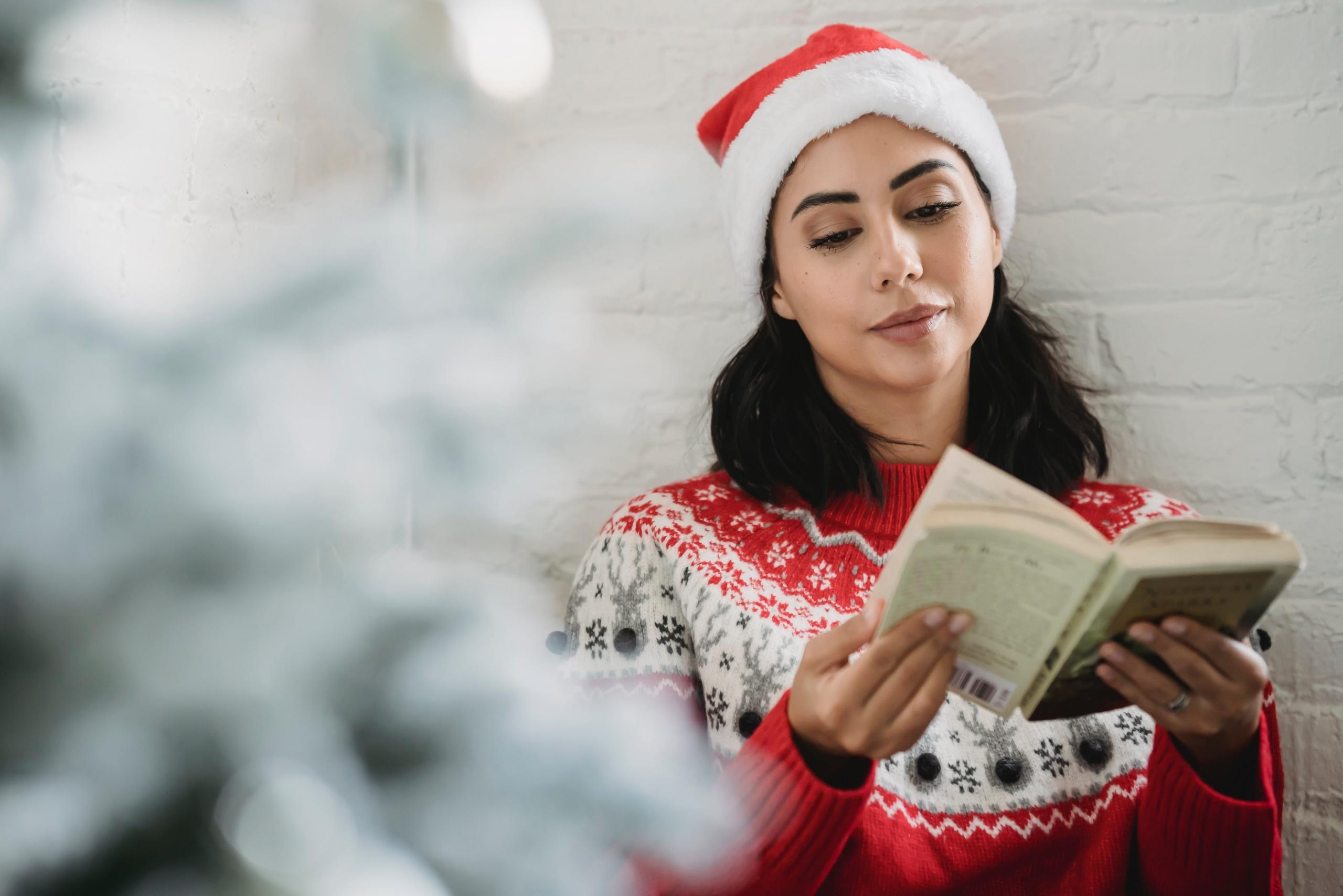 persona leyendo vestida de navidad