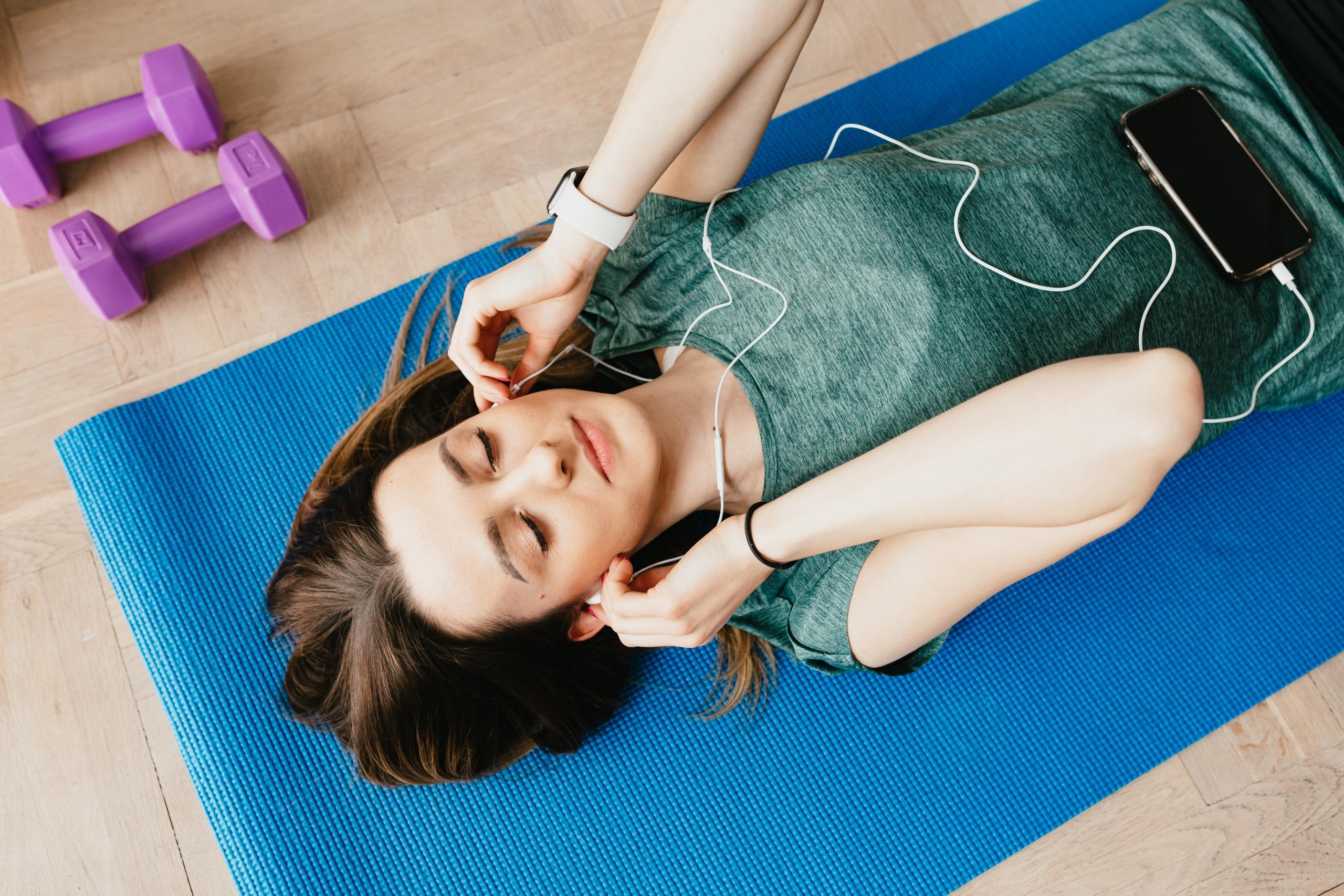mujer escuchando musica mientras entrena