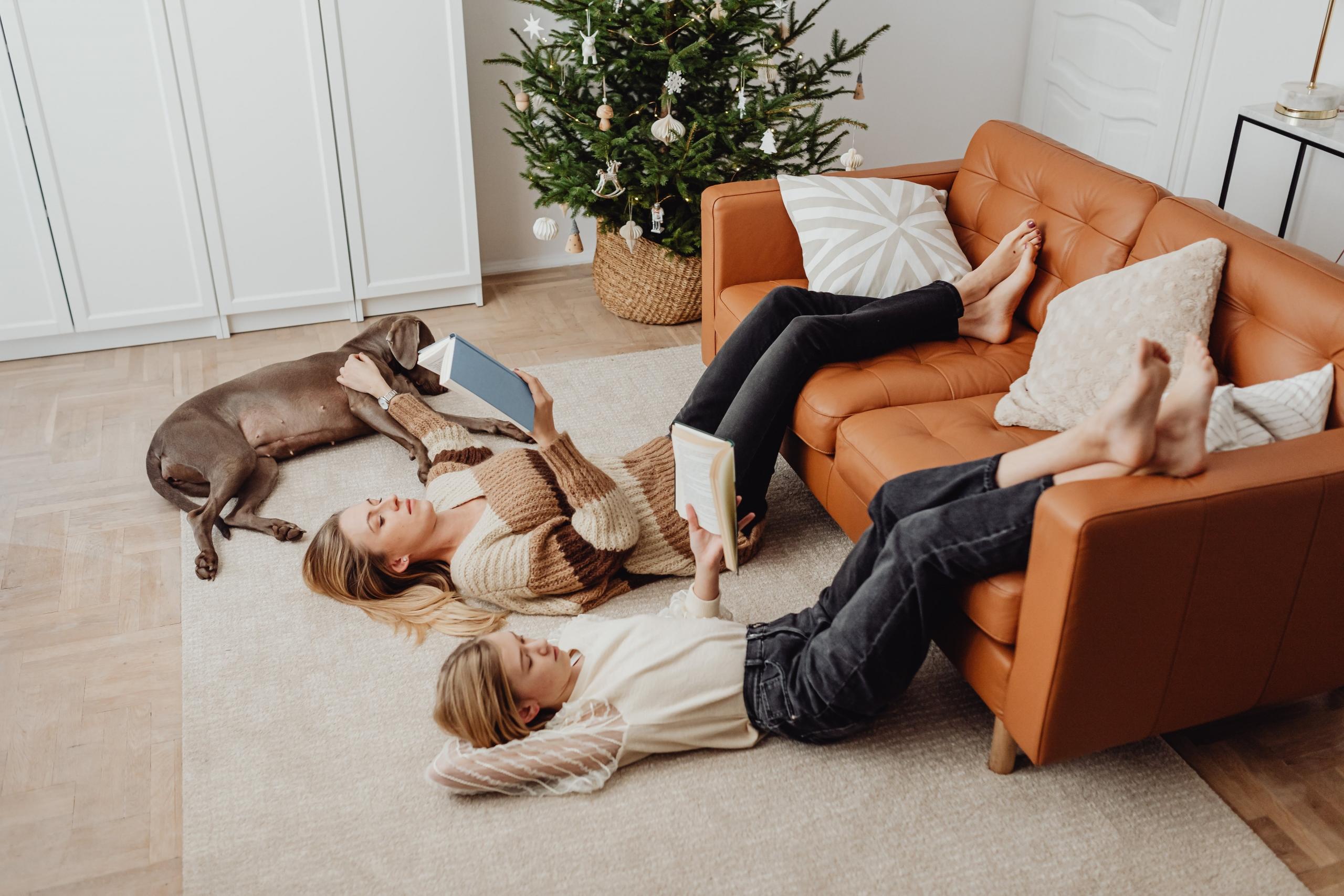 dos personas leyendo en un sillón