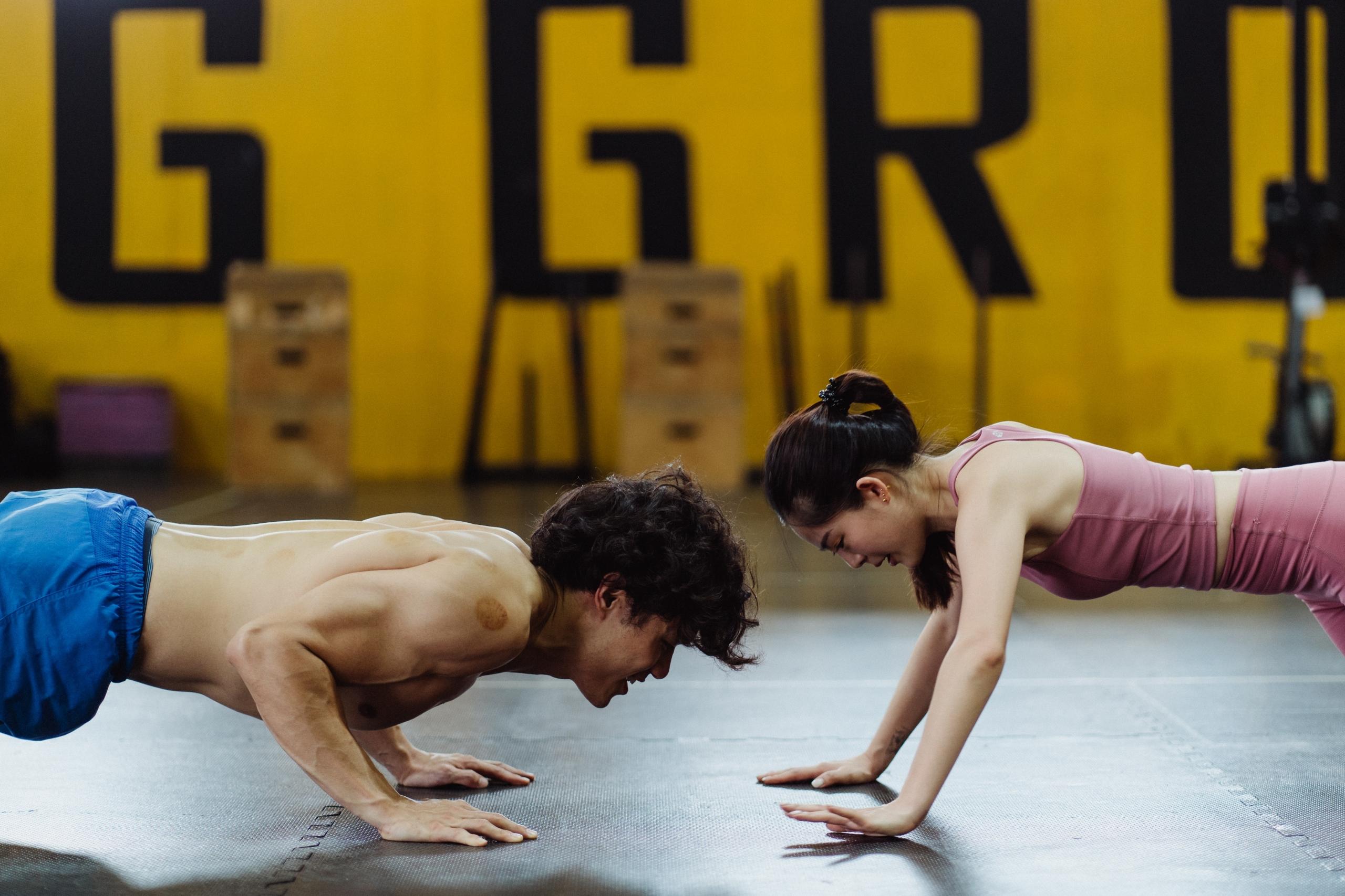 dos personas haciendo flexiones