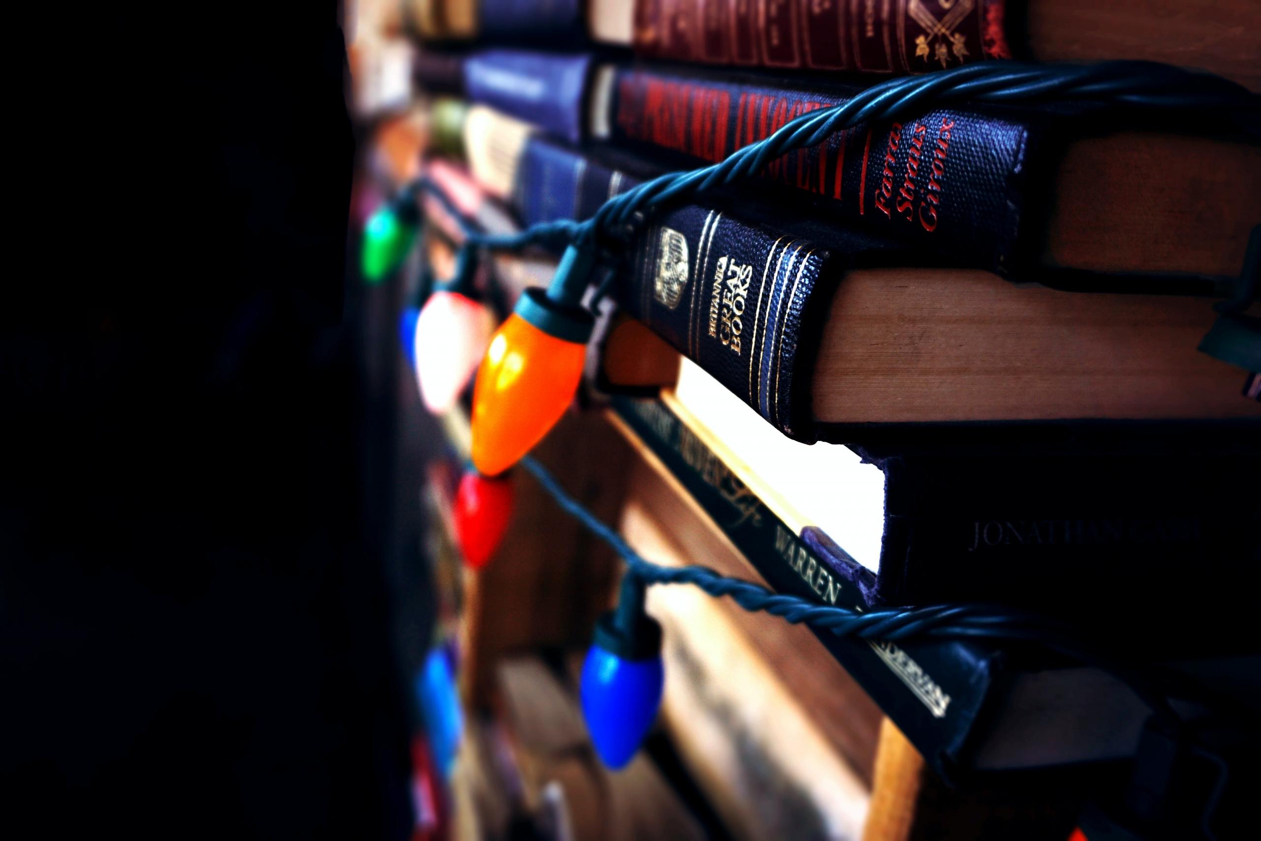 libros con luces navideñas