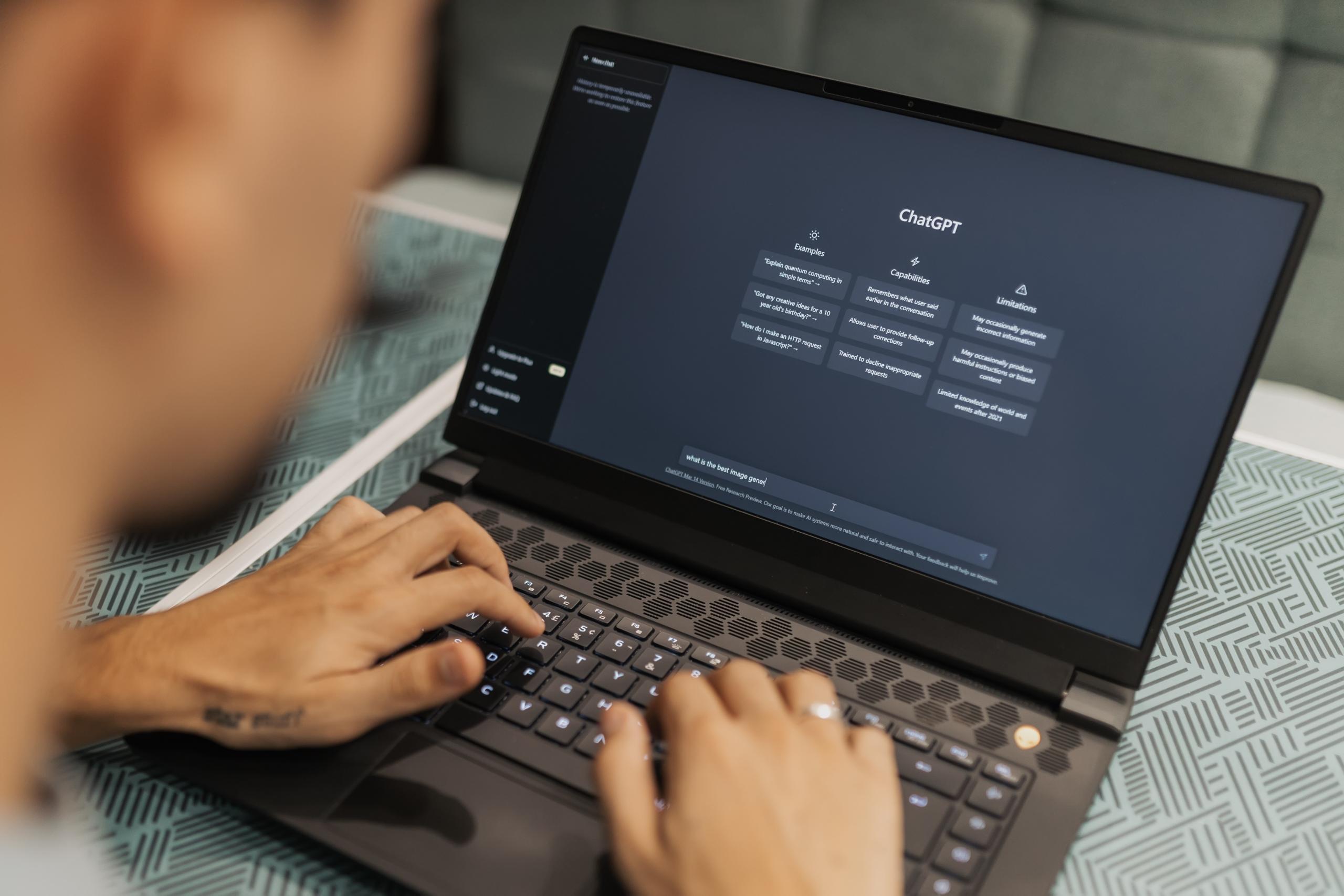 hombre en computadora con chatgpt