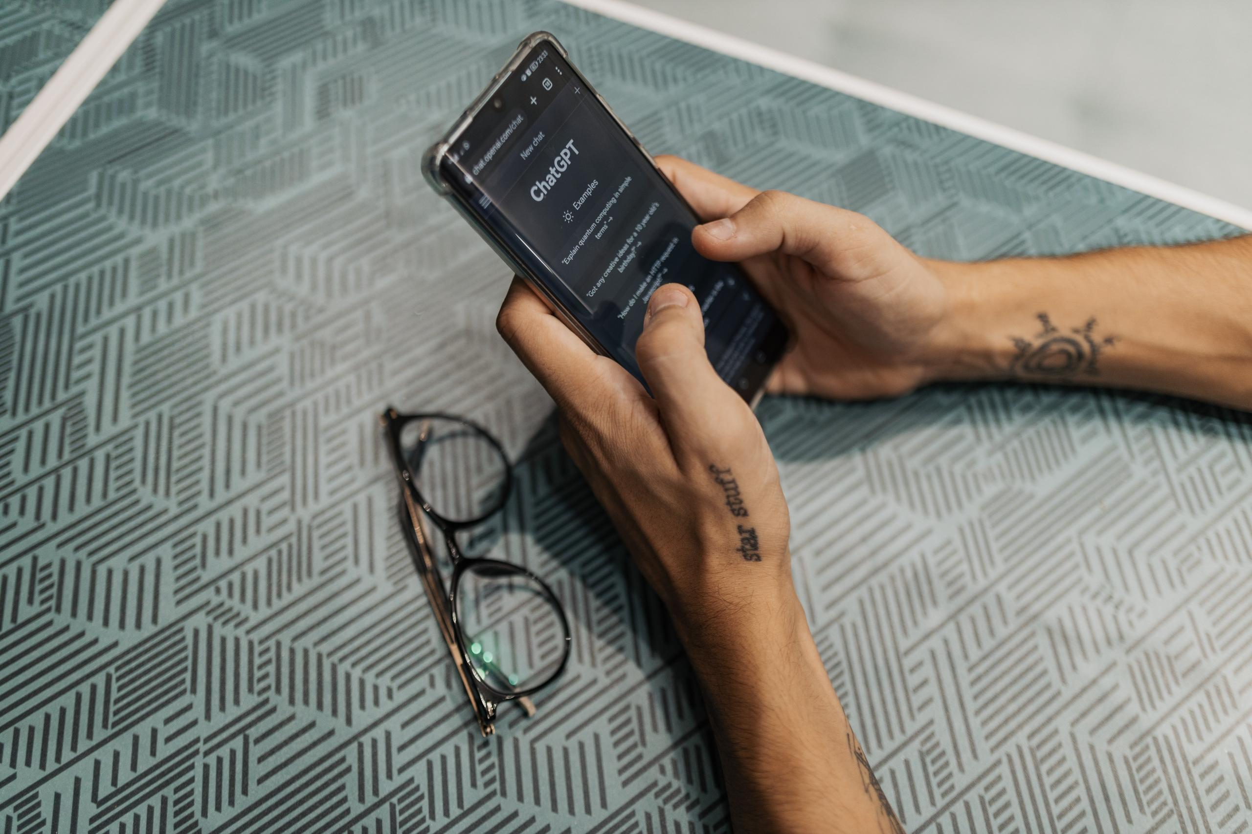 persona usando chatgpt en su celular