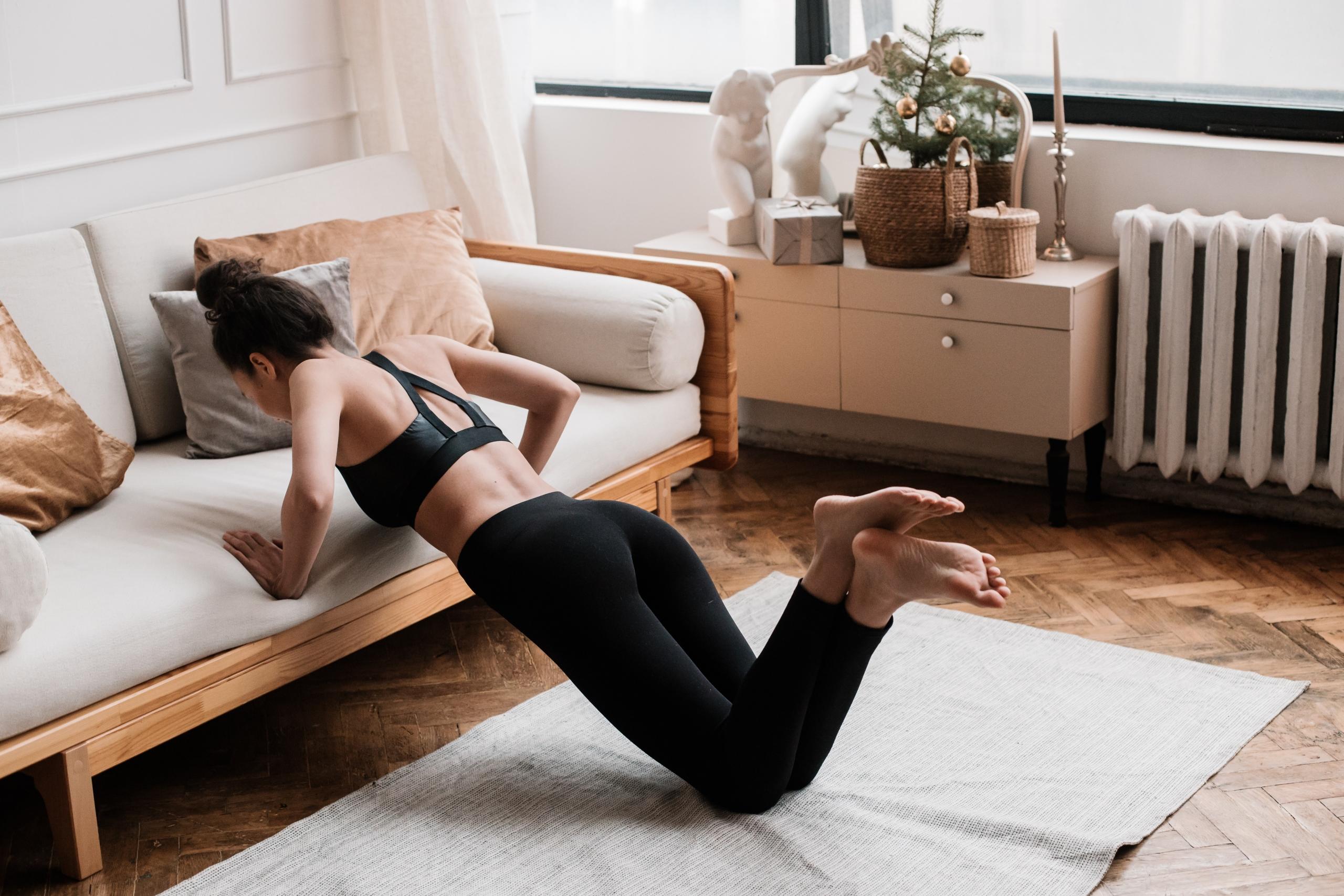 mujer haciendo ejercicio en su casa