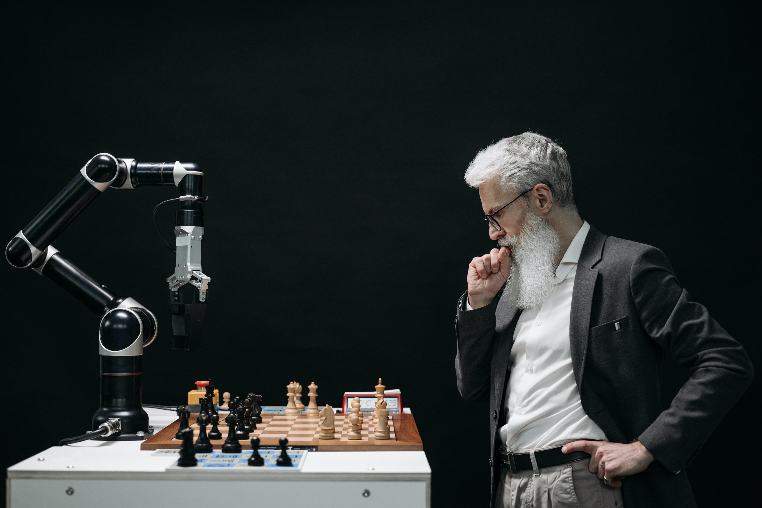 persona jugando al ajedrez con un robot