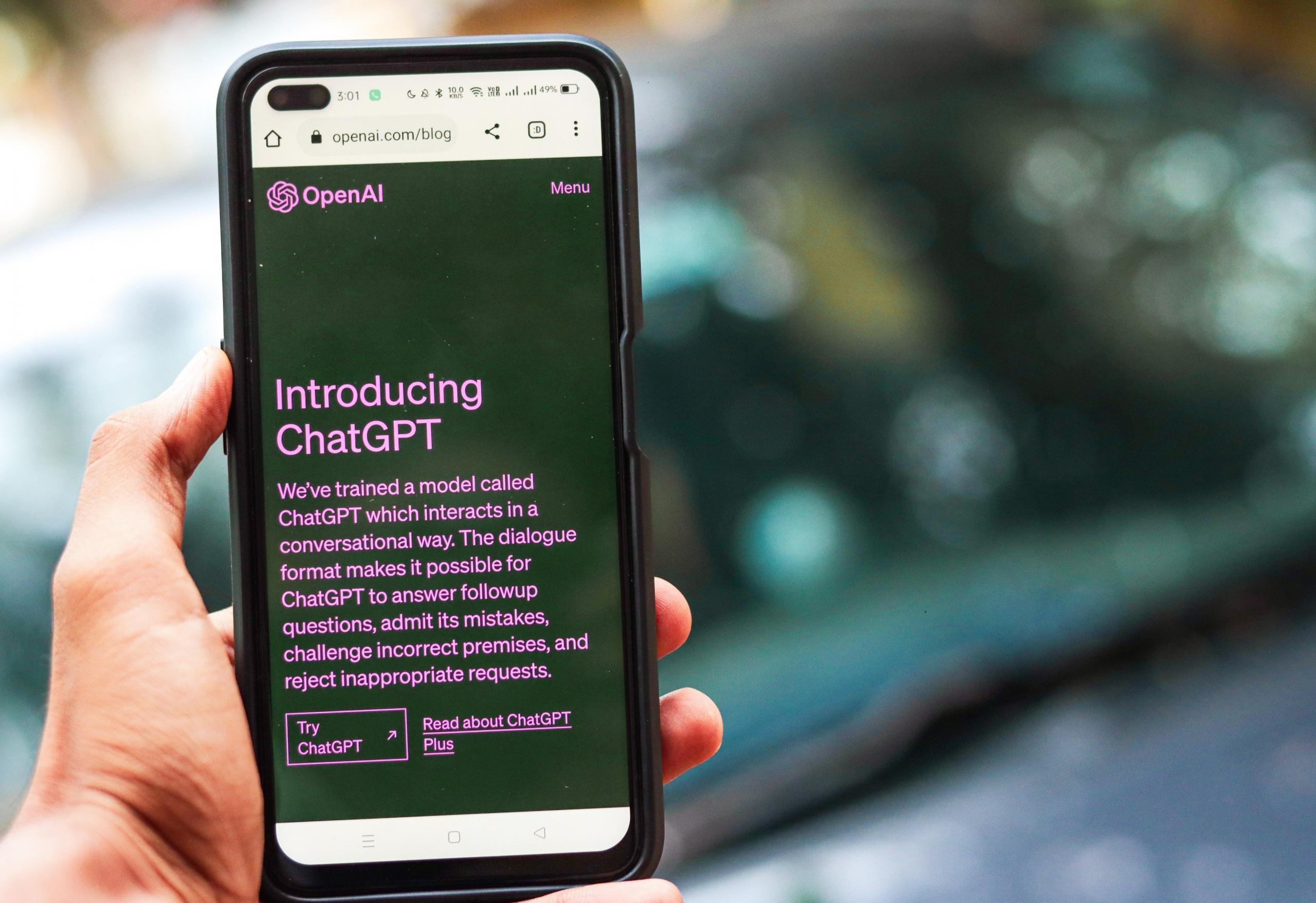 telefono con programa chatgpt abierto