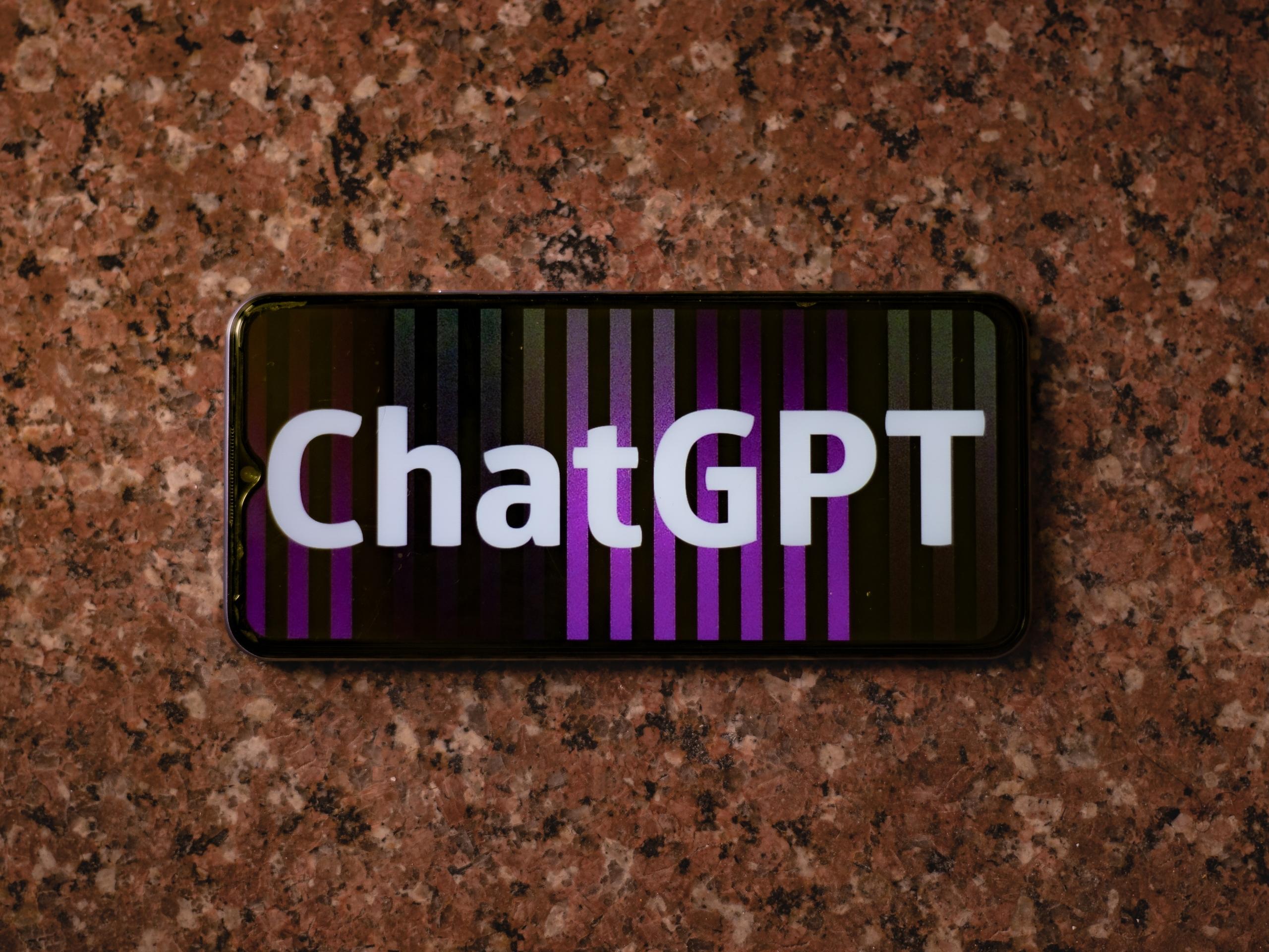 celular con logo de chatgpt 