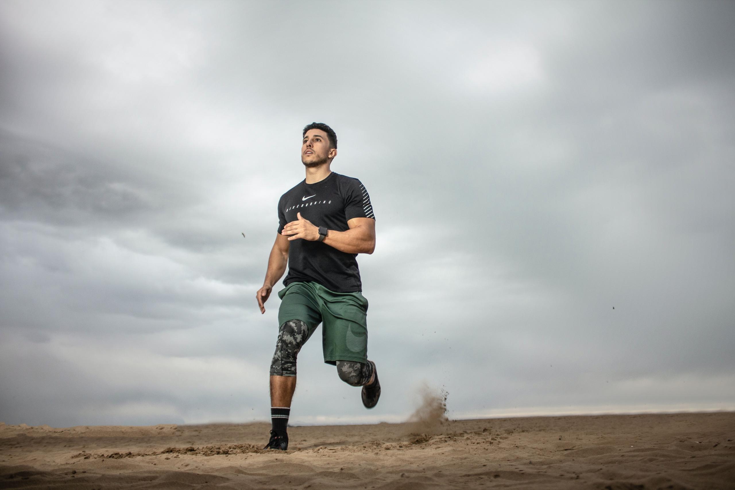 hombre corriendo por la playa