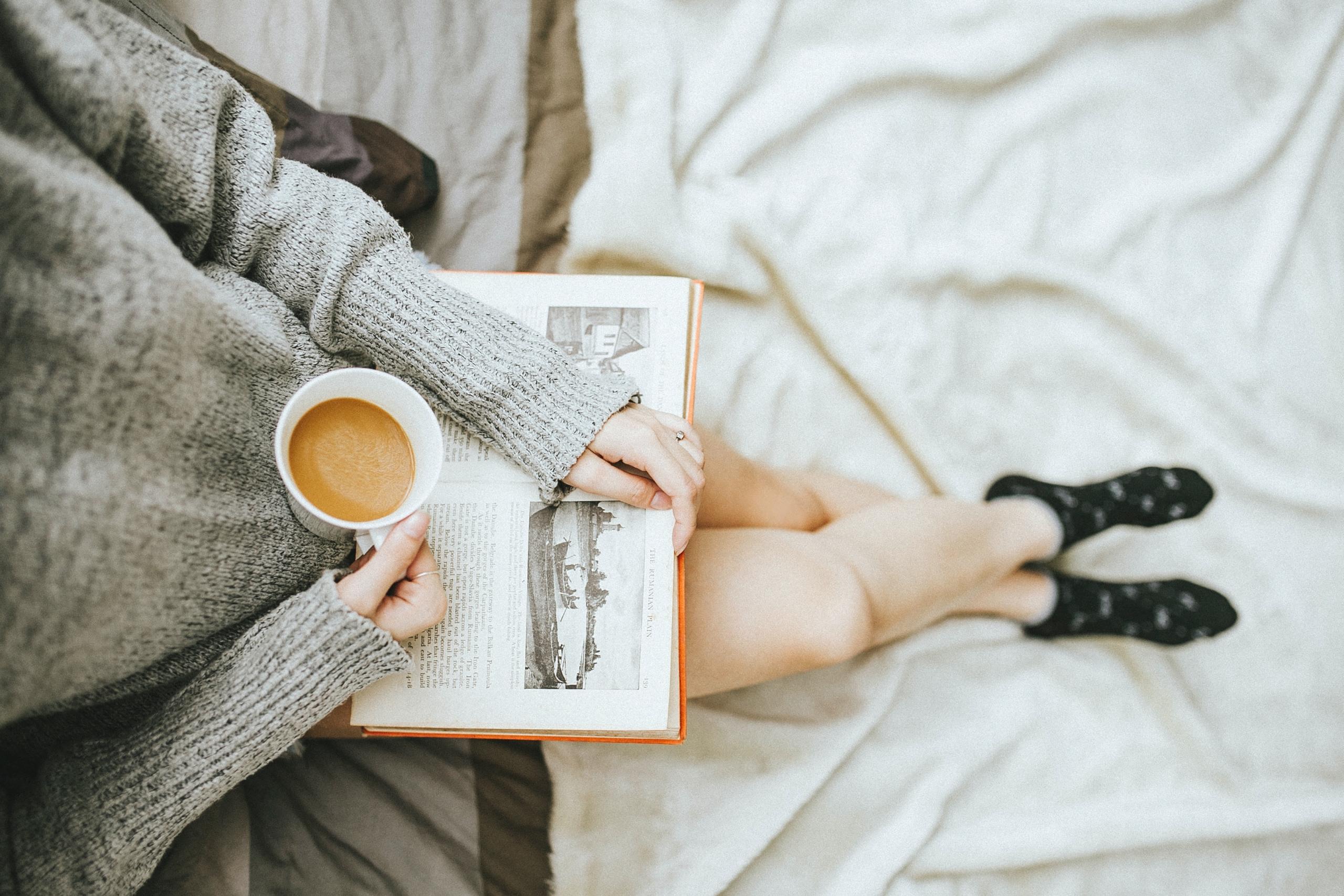 persona leyendo con una taza de café