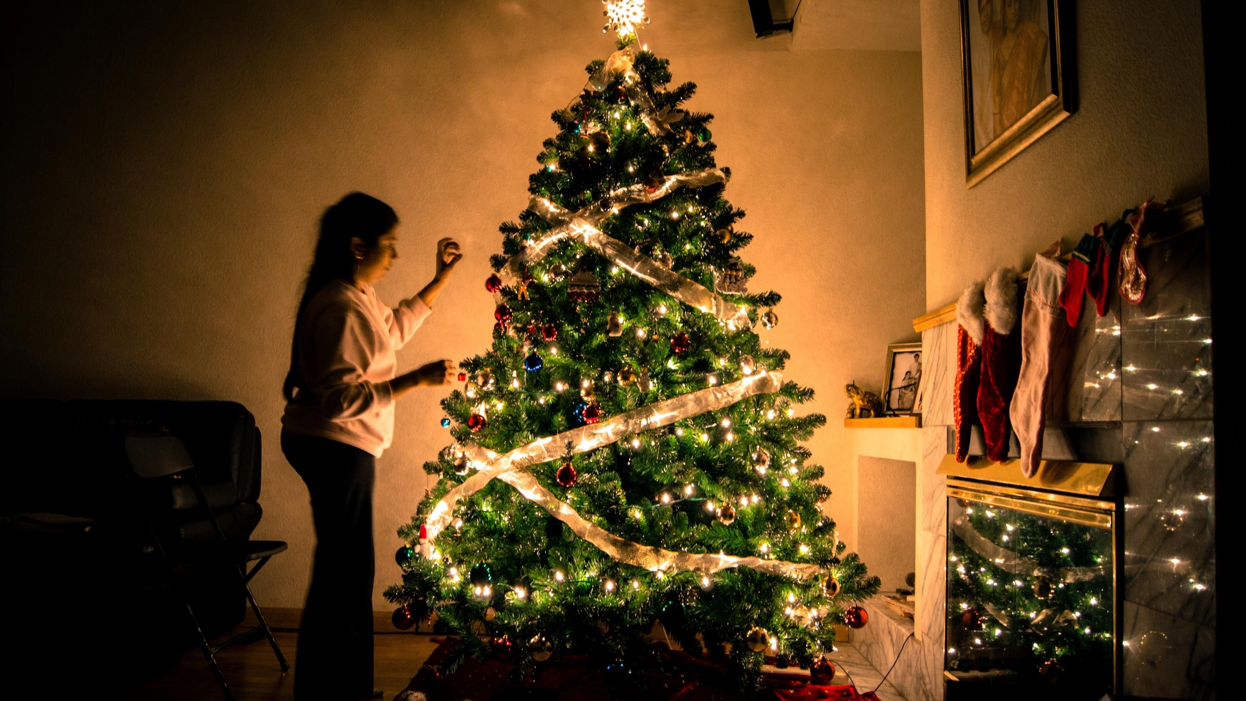 arbol de navidad con niña al lado
