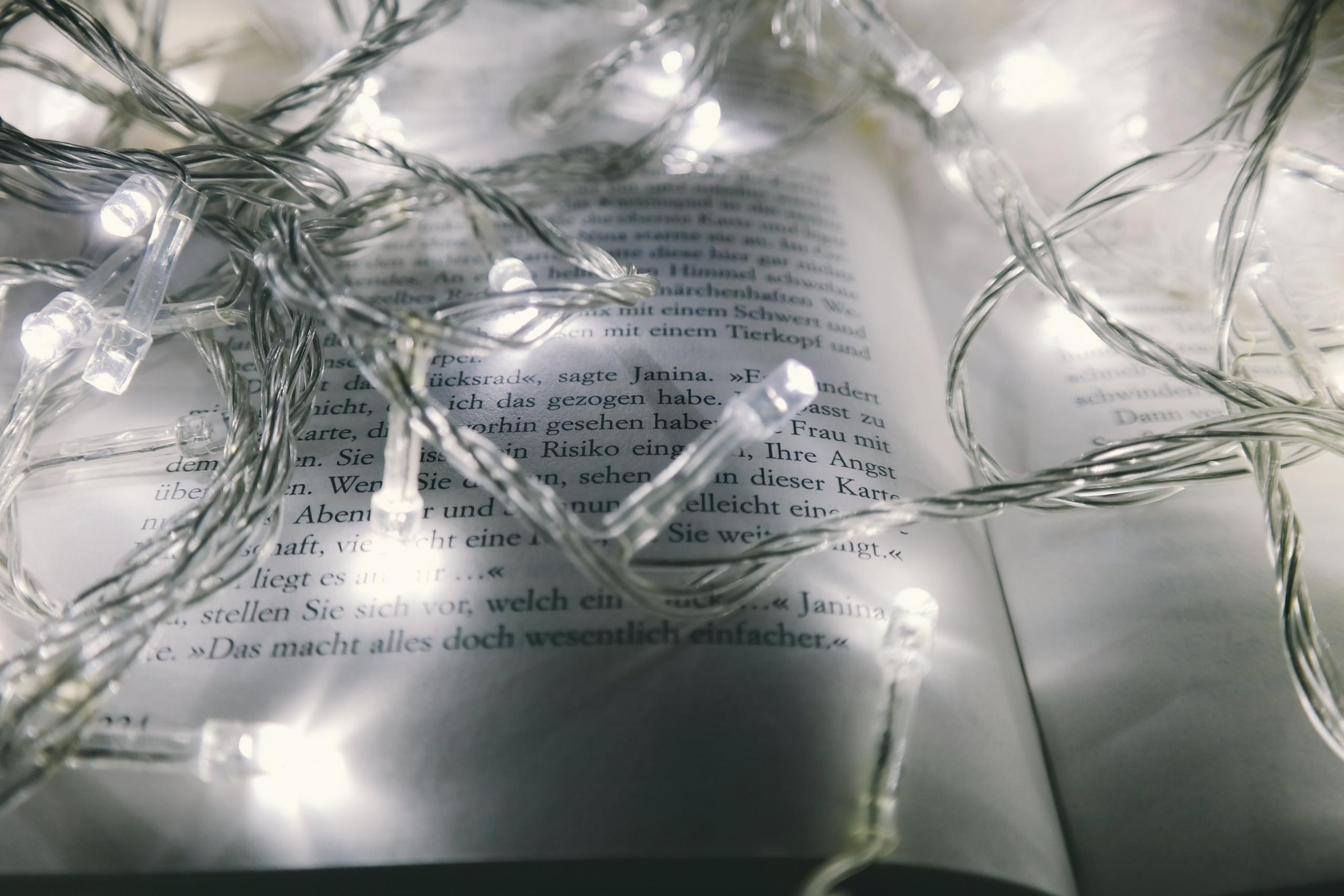 libro abierto con luces de navidad