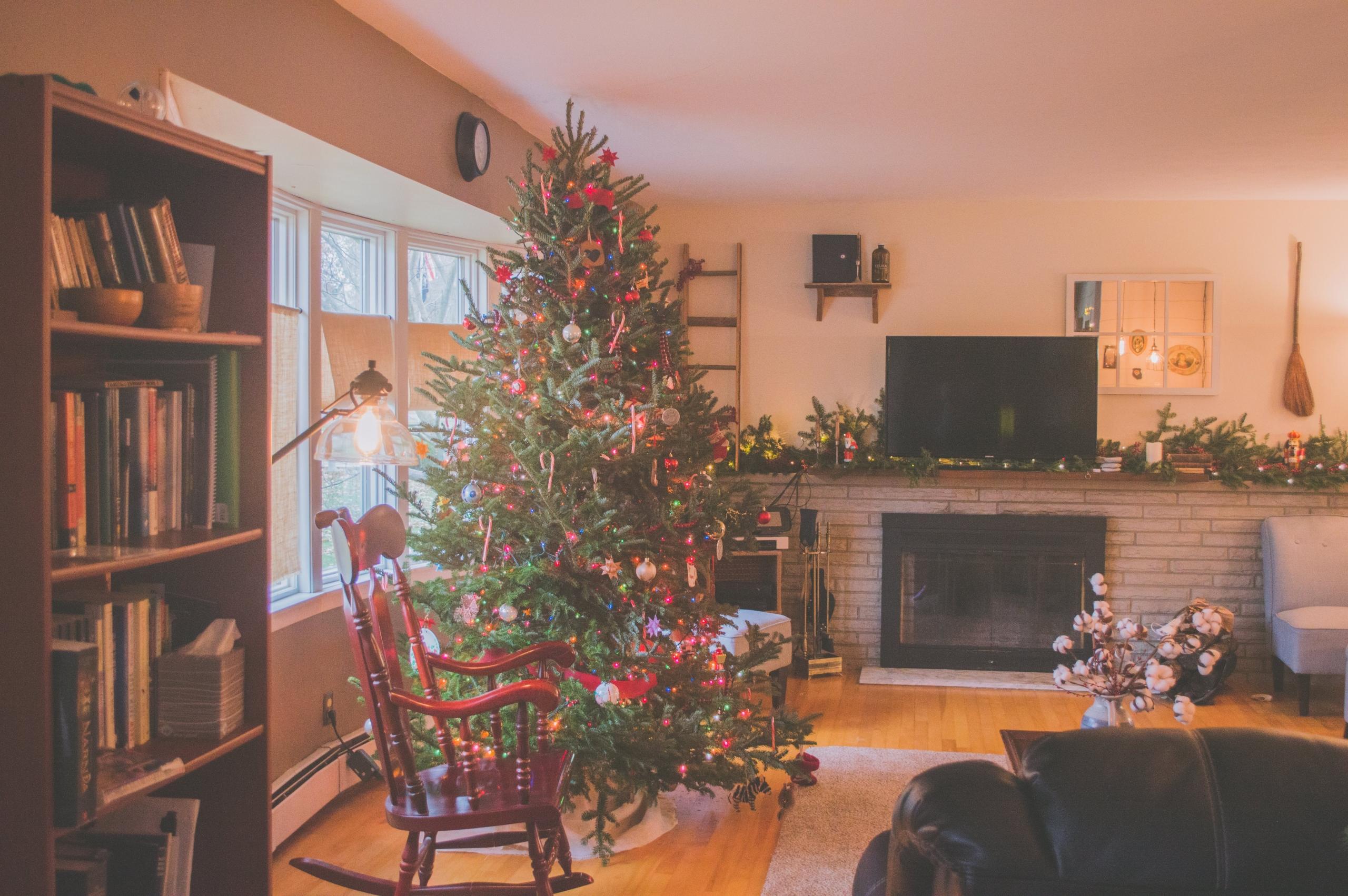 living navideño con decoraciones