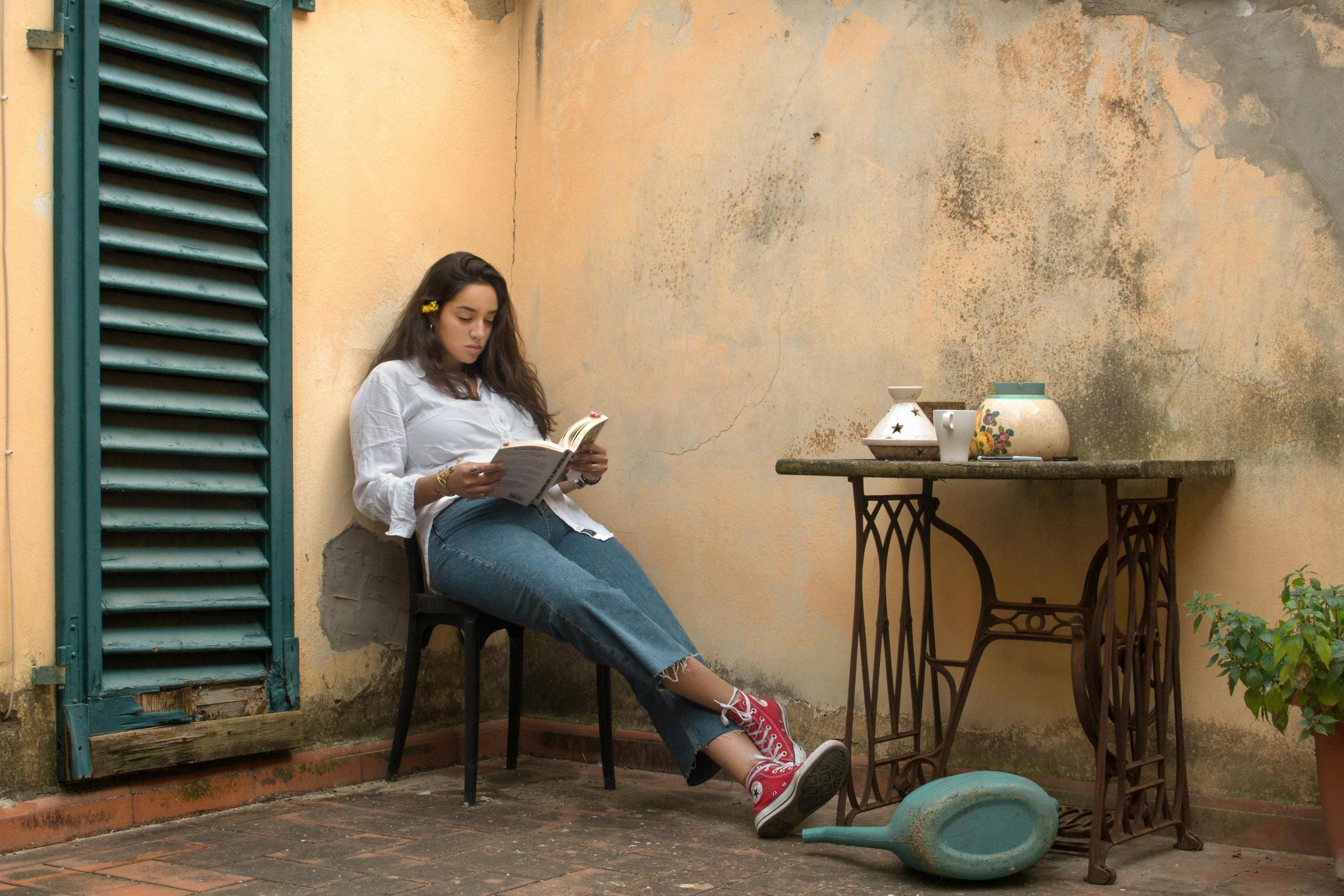 mujer leyendo sentada en una silla