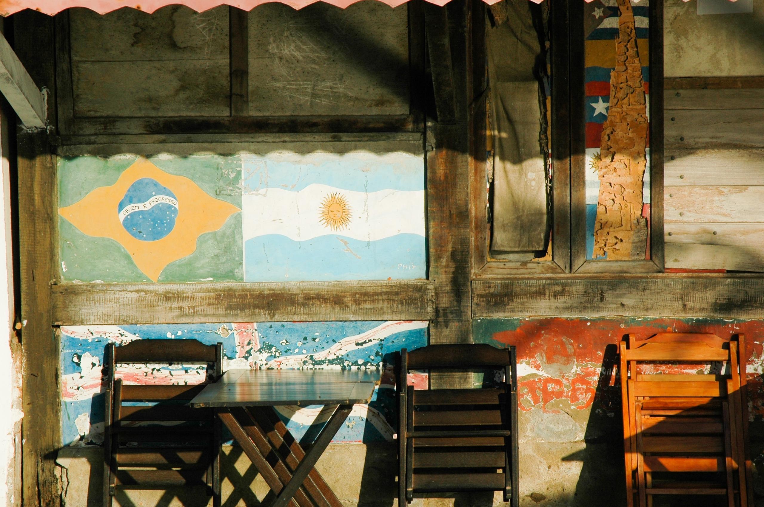 mural con banderas de america latina