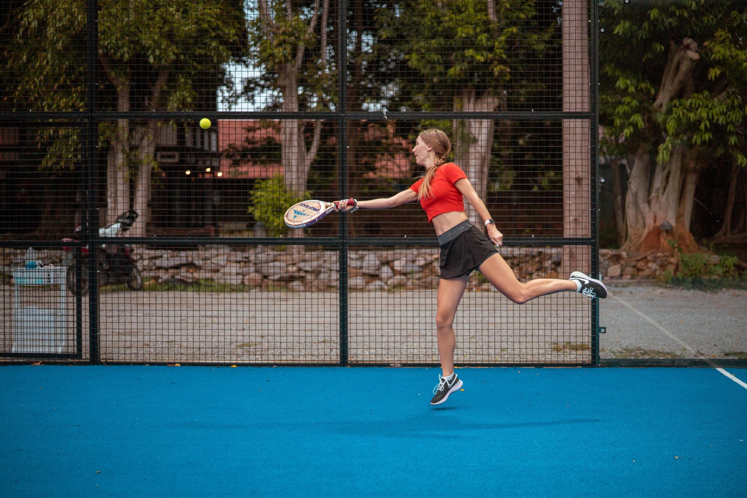jugadora de padel a punto de golpear la pelota