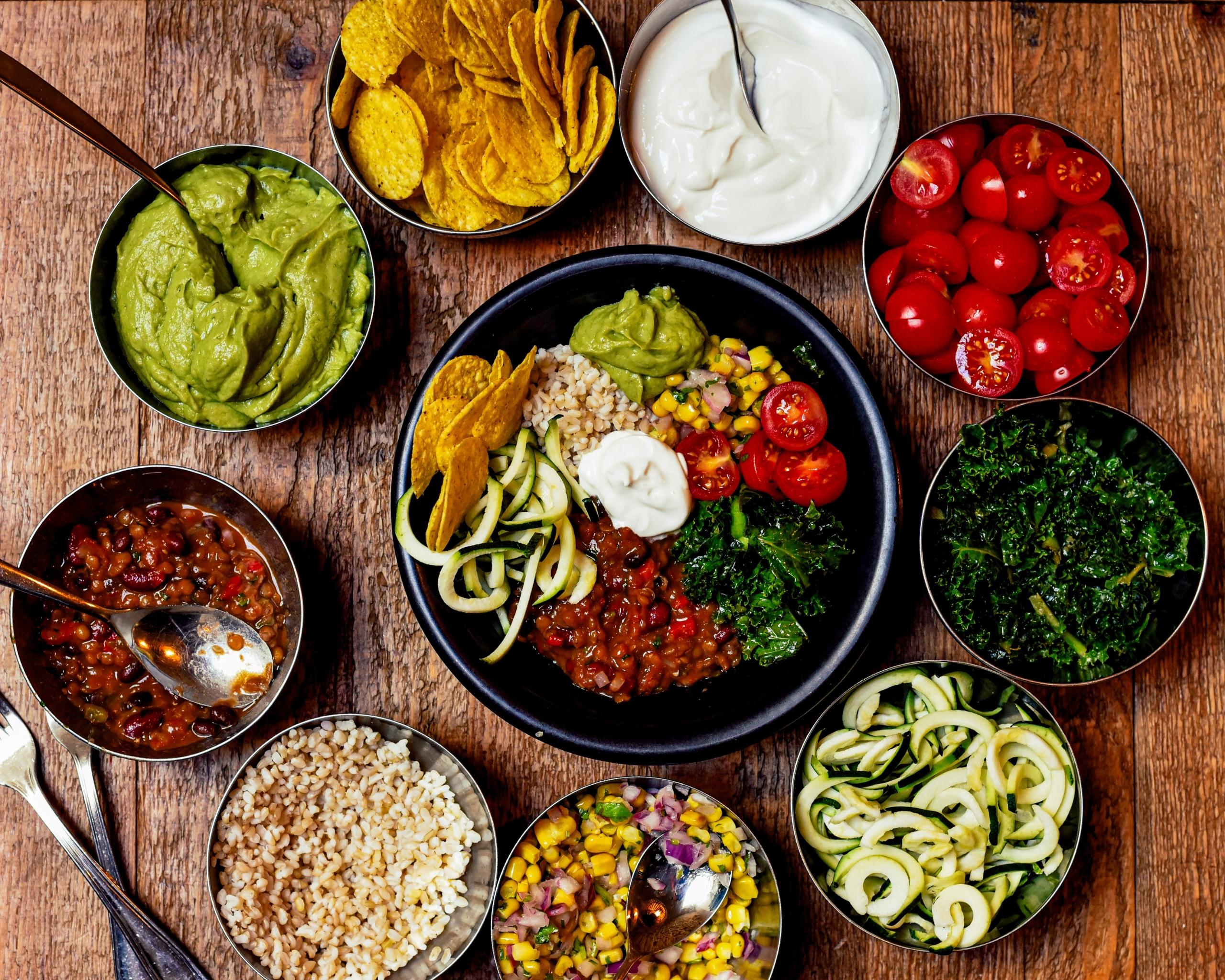 plato con alimentos vegetarianos