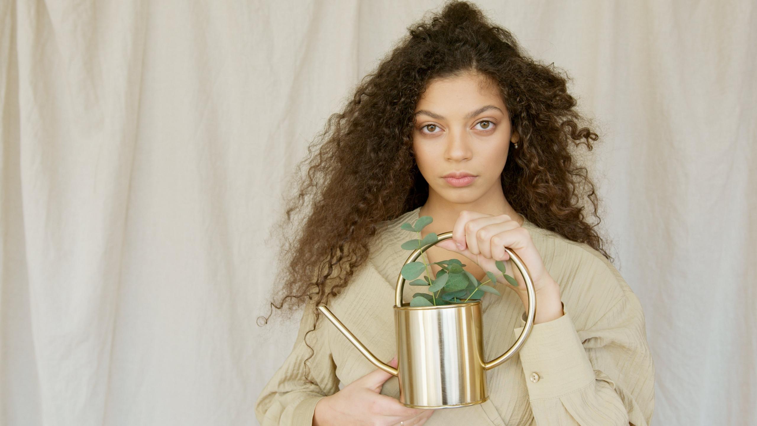 mujer sosteniendo una planta