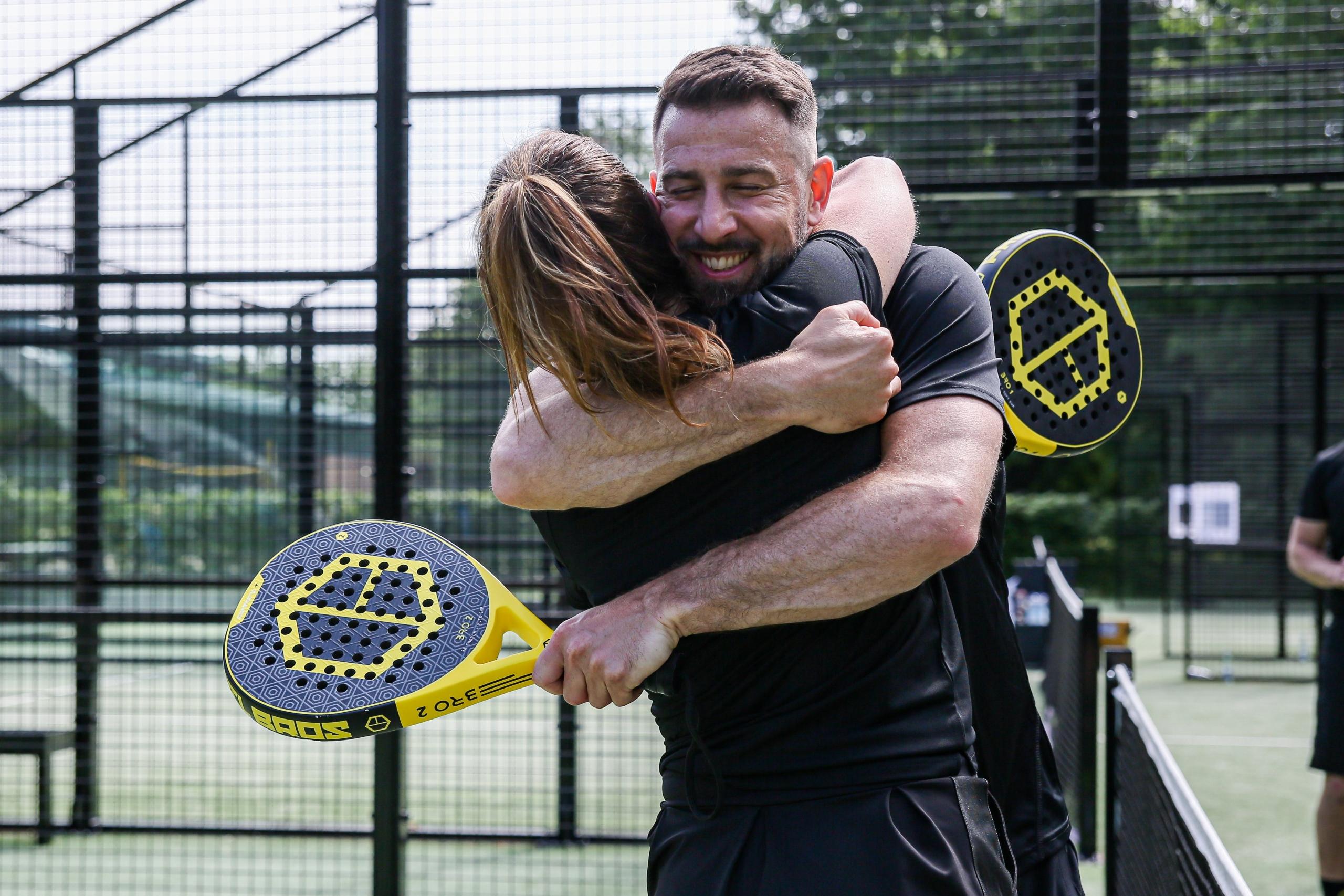 dos jugadores de padel abrazandose