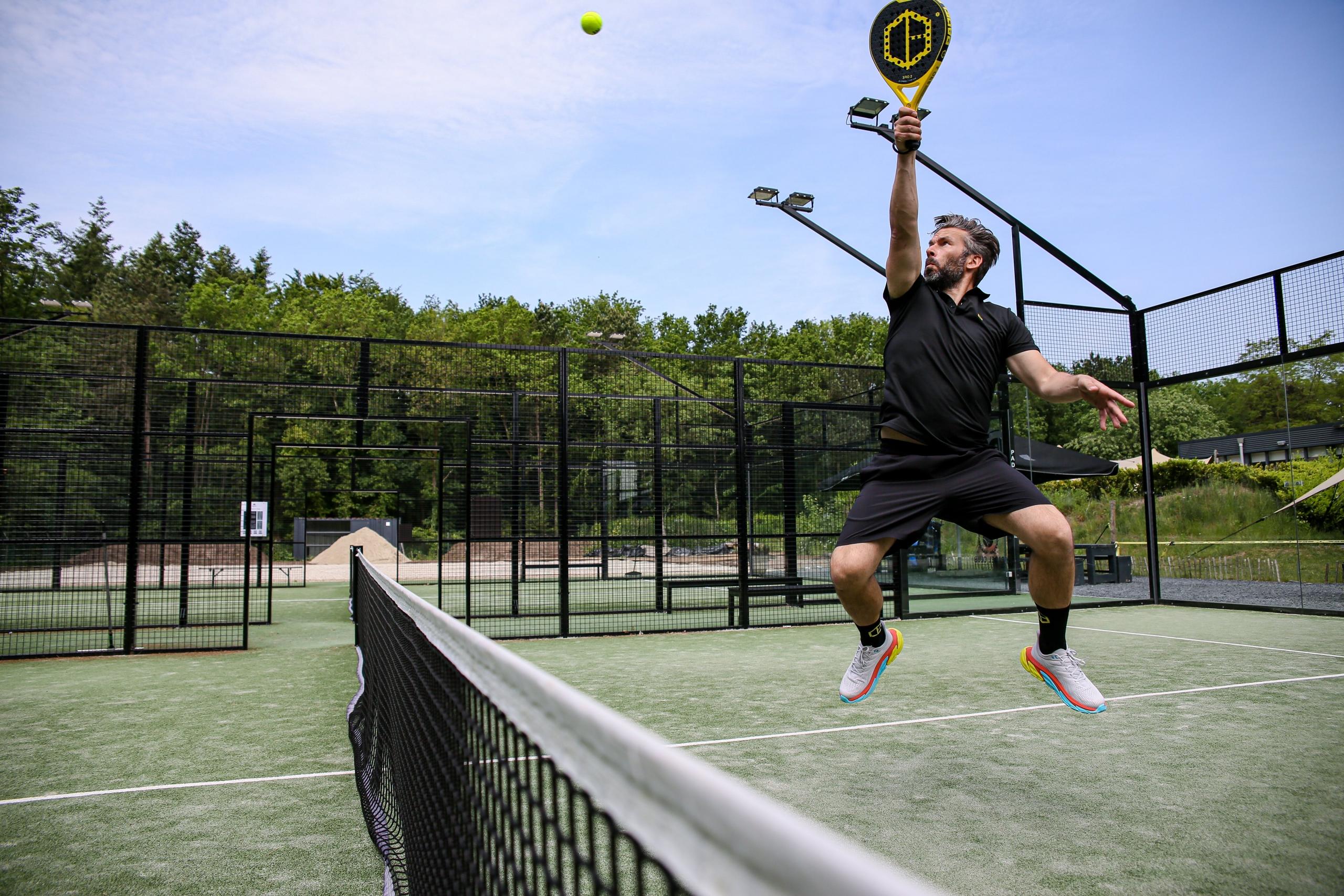 jugador de padel saltando para golpear la pelota