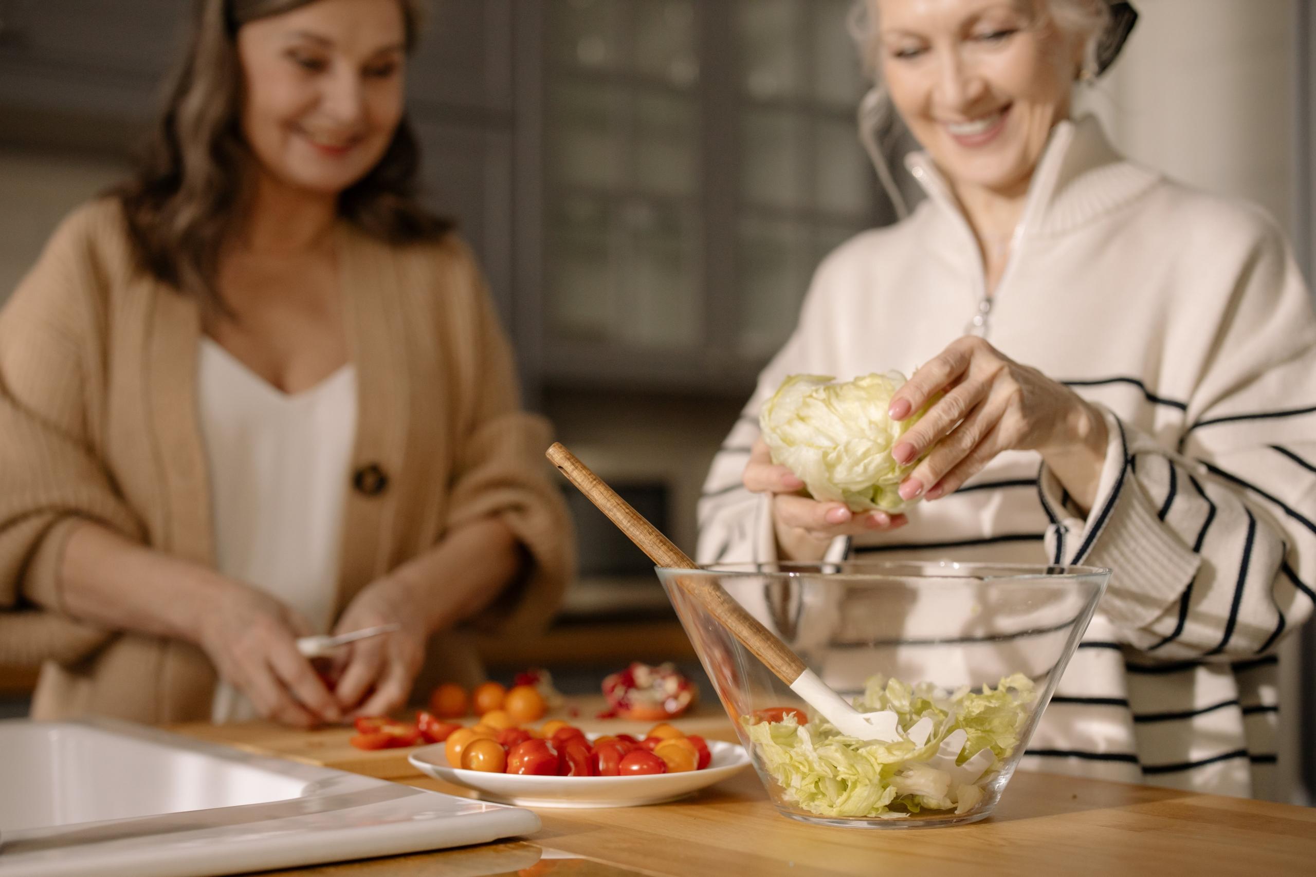 dos mujeres cocinando