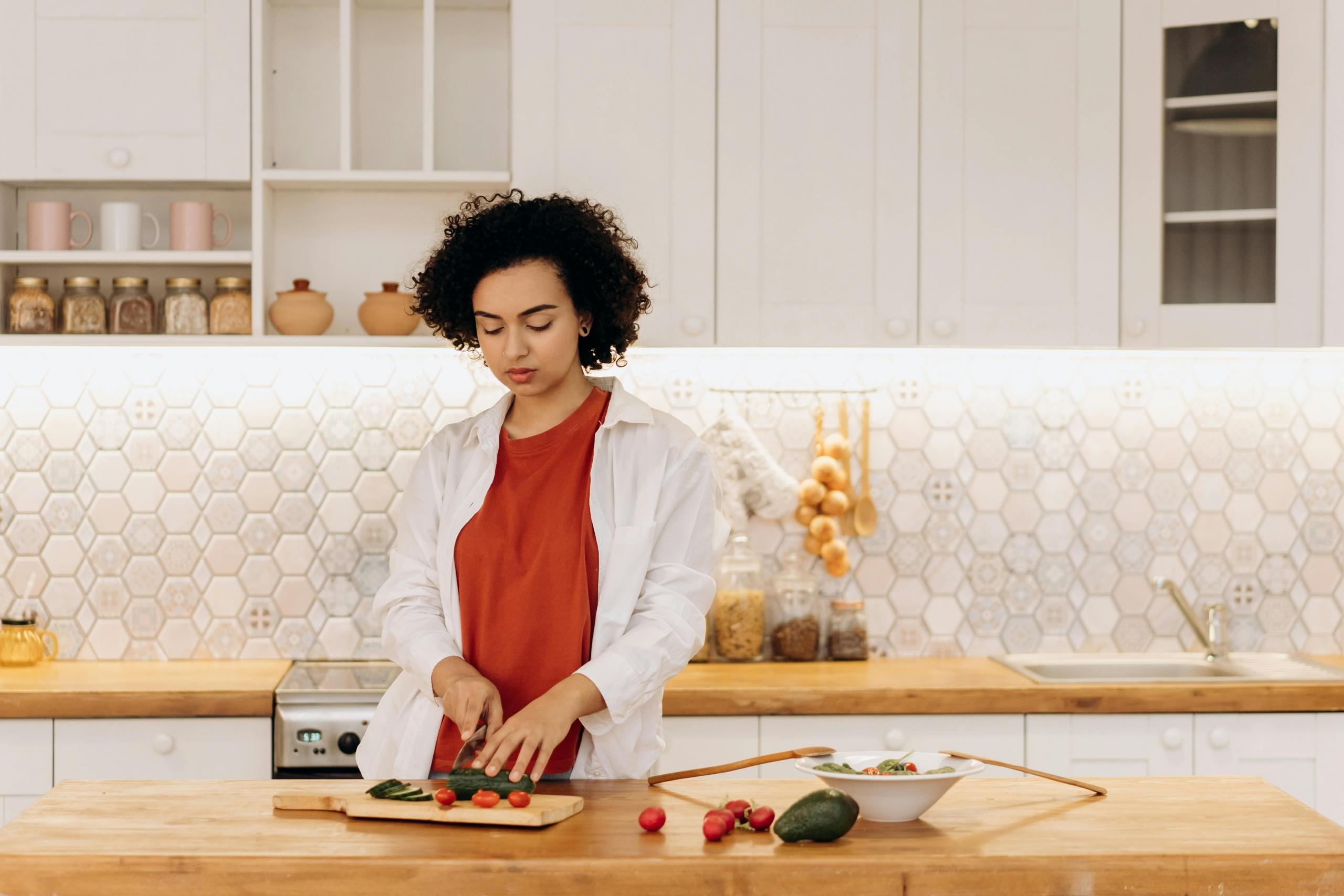 mujer cocinado una comida