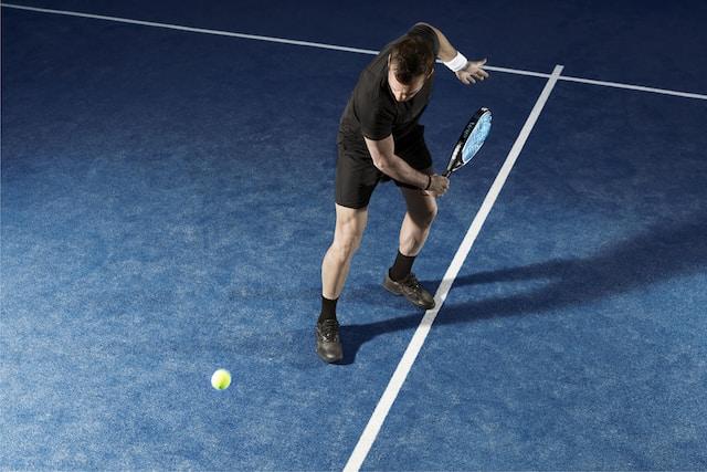 jugador de padel a punto de pegarle a la pelota