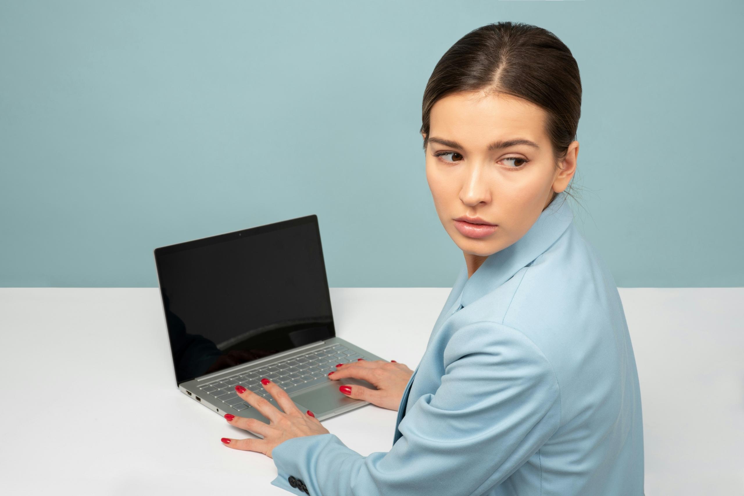 joven con computadora 
