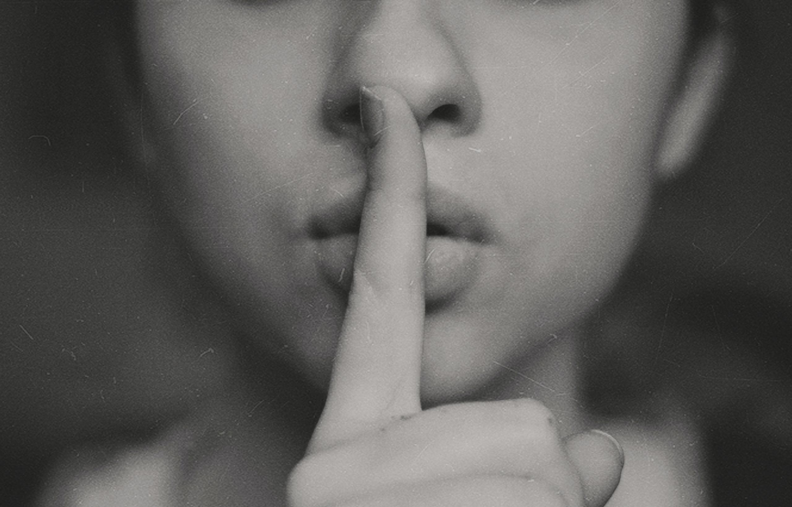 persona haciendo el símbolo del silencio