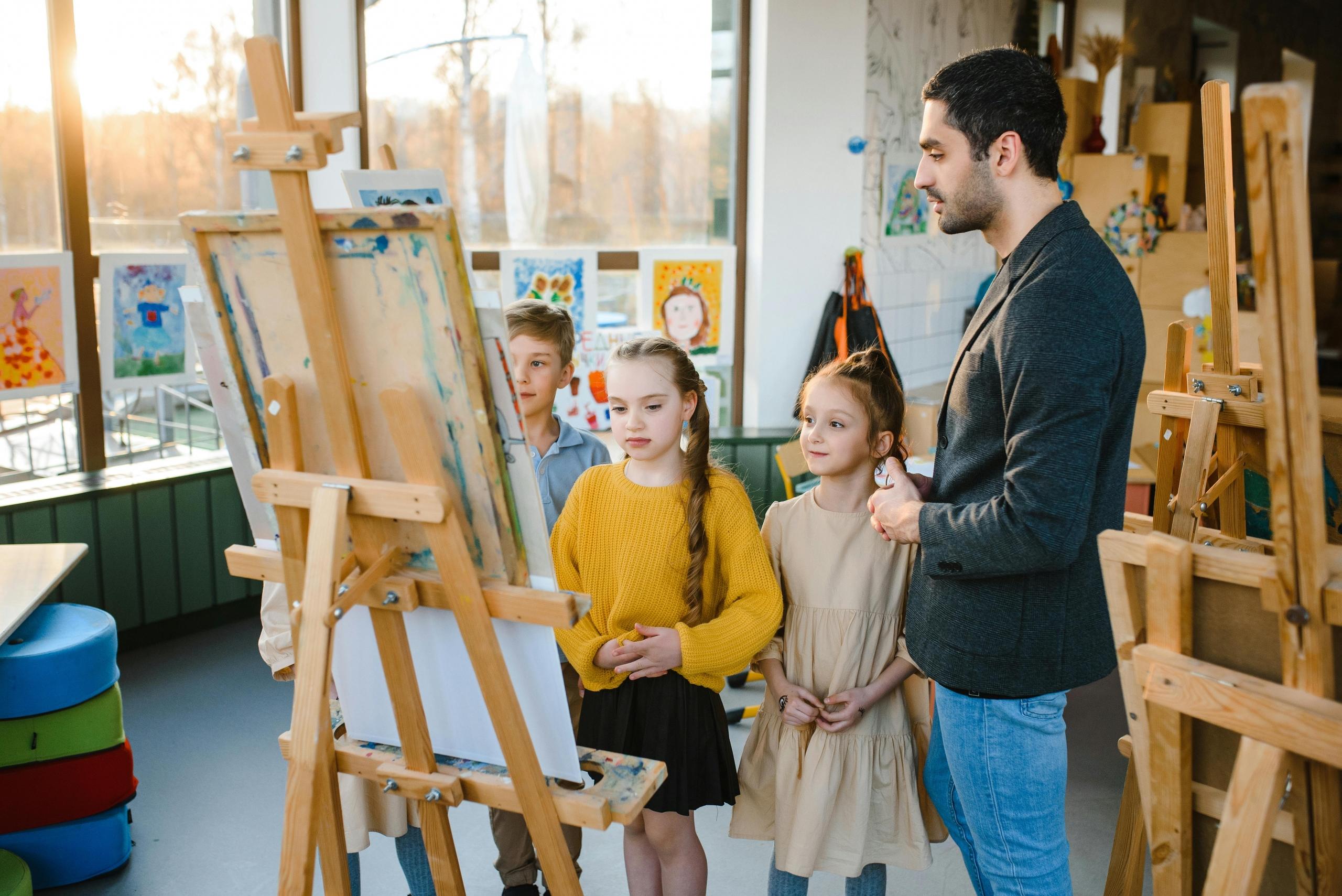 profesor de arte con sus alumnitas