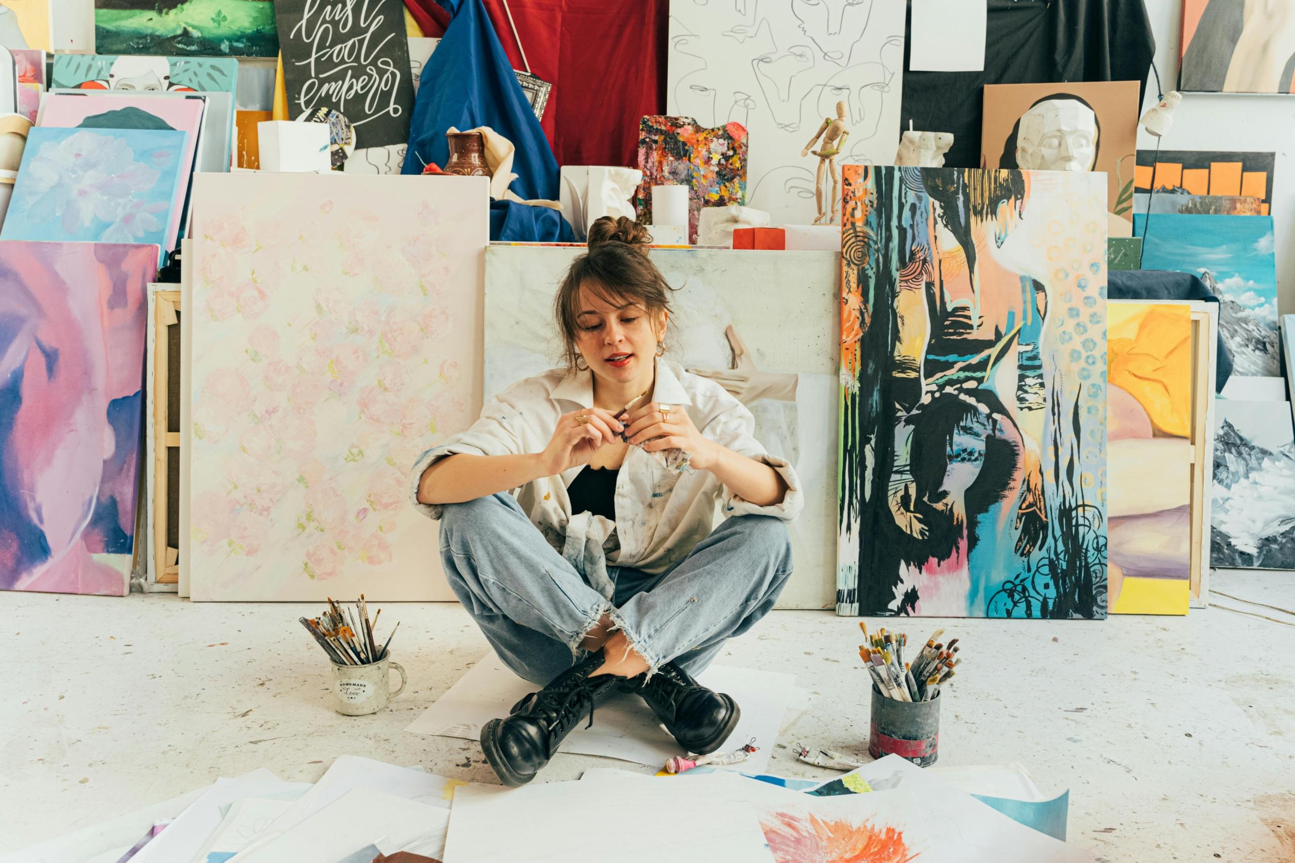 artista con su obra