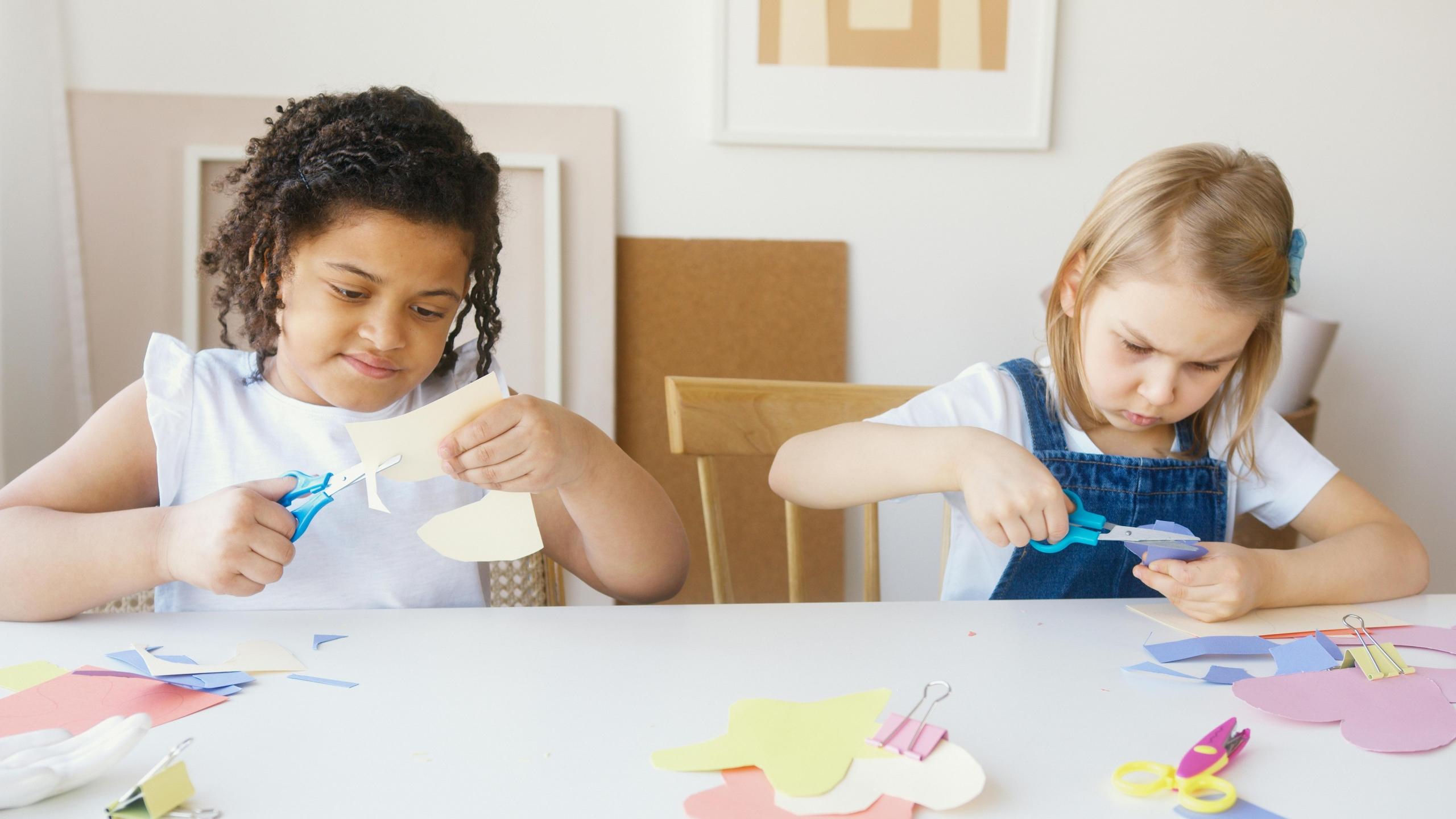 dos chicas haciendo manualidades